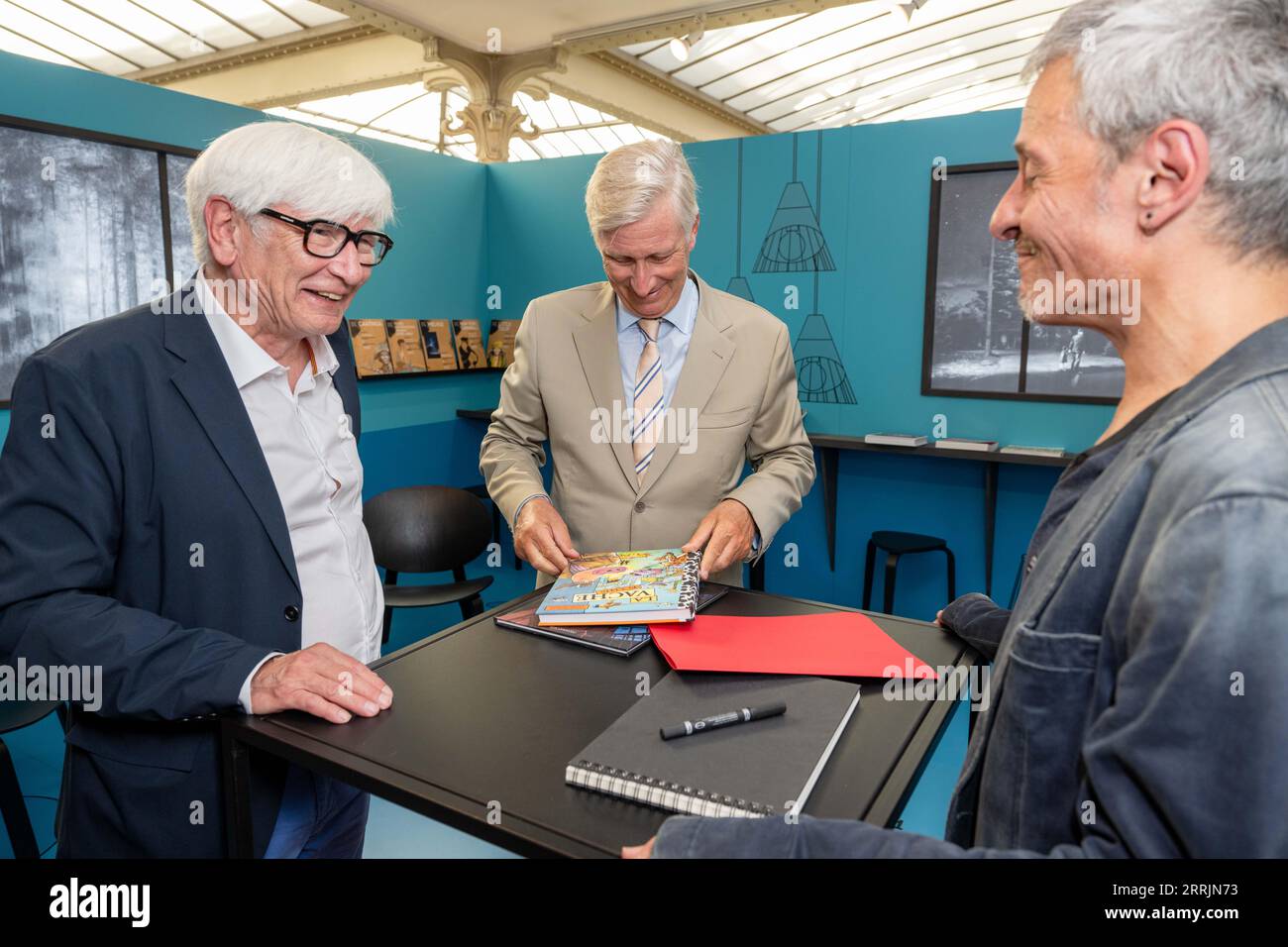 Der Comic-Autor und Karikaturist Johan de Moor und König Philippe - der belgische Autor und Comic-Zeichner Clarke (Frederic Seron) werden bei einem königlichen Besuch der Ausstellung „Le Lombard, ein Familienunternehmen“ im belgischen Comic Strip Center in Brüssel, Freitag, 08. September 2023, abgebildet. Um das 77-jährige Jubiläum des Verlegers Le Lombard hervorzuheben, veröffentlicht der Verlag auch eine Sonderausgabe des Le Journal de Tintin. Mit diesem Besuch zollt der König der neunten Kunst Tribut, einer Disziplin, für die Belgien weltweit bekannt ist. BELGA-FOTO JONAS ROOSENS Stockfoto