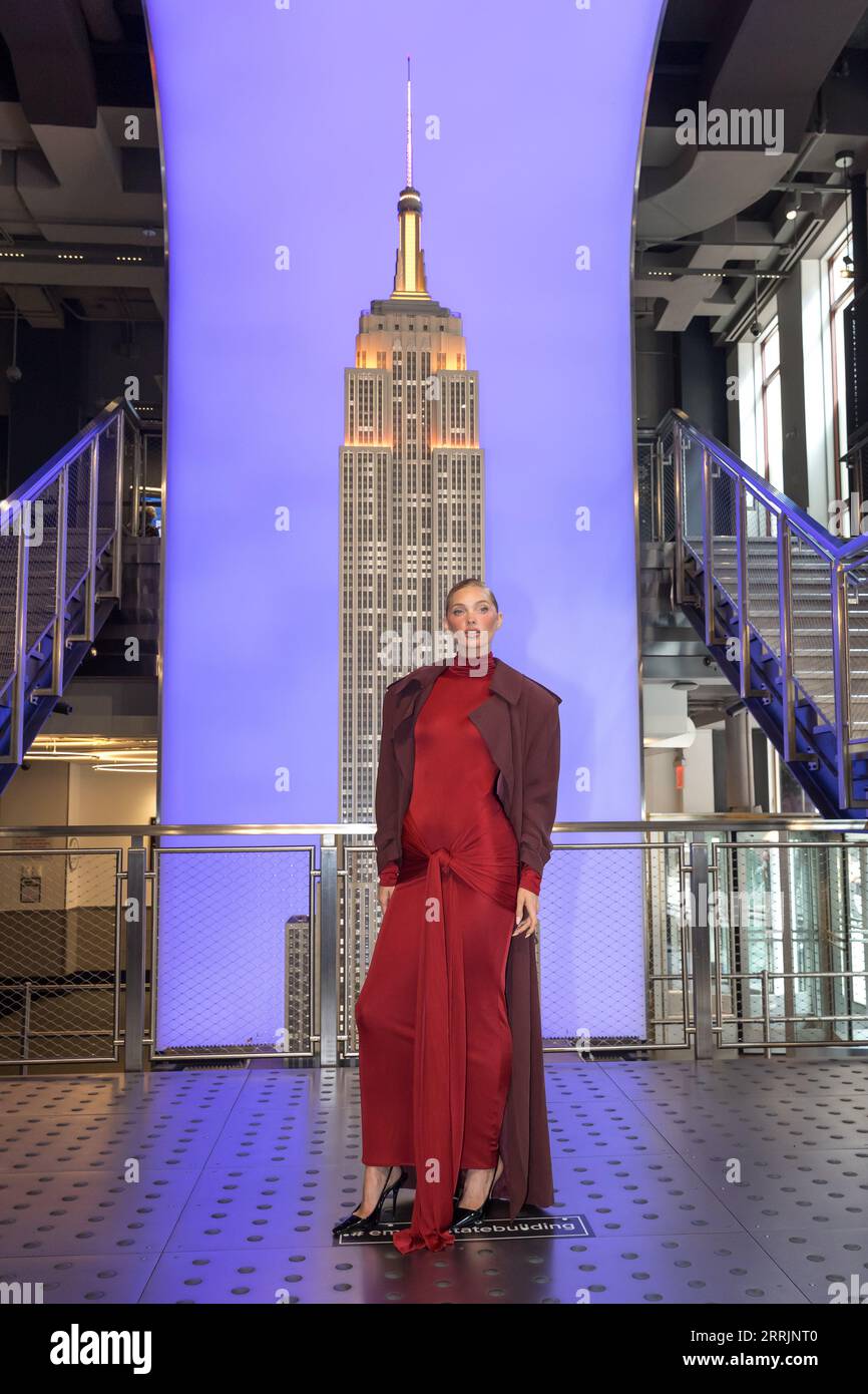 New York, USA, 08.09.2023, Elsa Hosk, Top-Modetalente besuchen am Freitag, den 8. September, das Empire State Building für eine feierliche Beleuchtung, bei der die Stadt zum Auftakt der New York Fashion Week in Partnerschaft mit WME Fashion orange wird. Quelle: Brasilien Photo Press/Alamy Live News Stockfoto