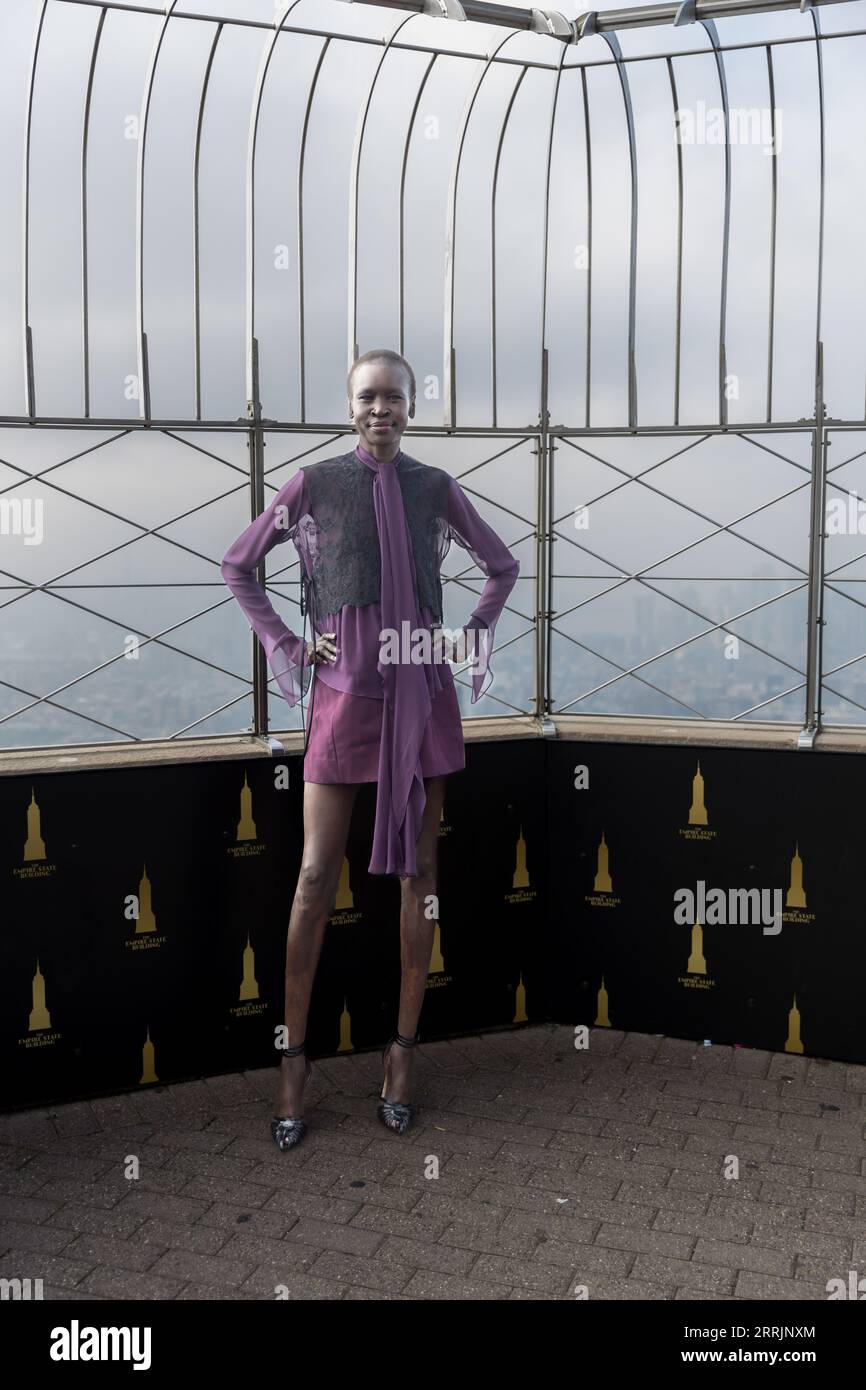 New York, USA, 08.09.2023, Alek Wek, Top-Fashion-Talente besuchen am Freitag, den 8. September, das Empire State Building für eine feierliche Beleuchtung, bei der die Stadt zum Auftakt der New York Fashion Week in Partnerschaft mit WME Fashion orange wird. Quelle: Brasilien Photo Press/Alamy Live News Stockfoto