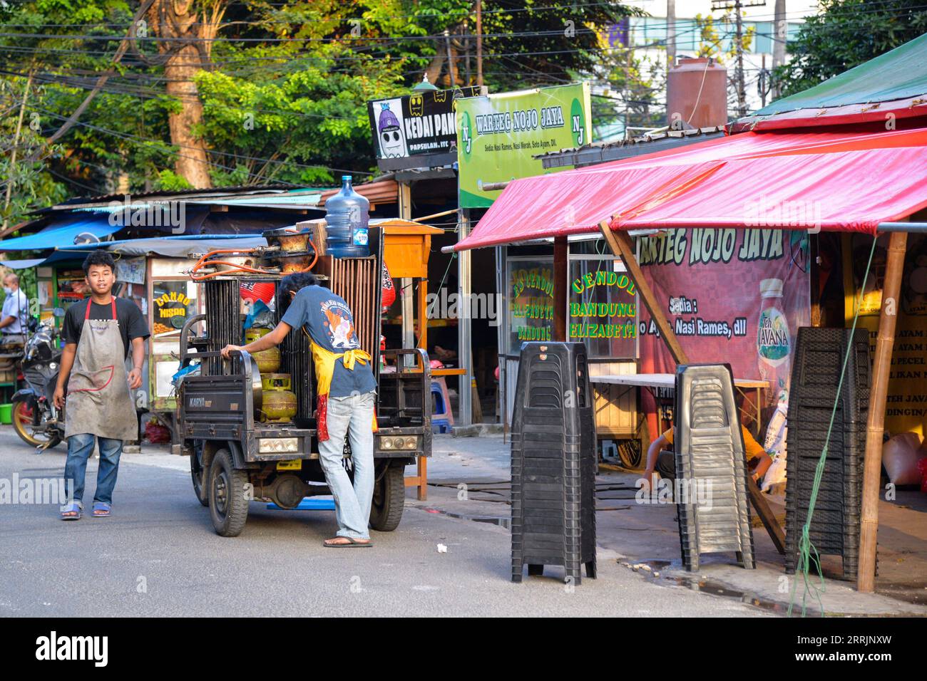 220801 -- JAKARTA, 1. Aug. 2022 -- kleine Händler errichteten am 1. Aug. 2022 temporäre Verkaufsstände neben einer Straße in Jakarta, Indonesien. Die indonesische Inflation erreichte im Juli 4,94 Prozent, die höchste seit sieben Jahren und übertraf die Zielspanne der Zentralbank, so die Statistik Indonesia BPS am Montag. INDONESIEN-JAKARTA-WIRTSCHAFT-HOHE INFLATION XuxQin PUBLICATIONxNOTxINxCHN Stockfoto