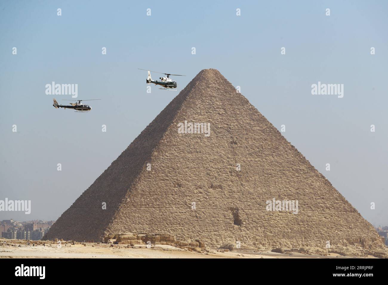 220803 -- KAIRO, 3. Aug. 2022 -- Flugzeuge führen Kunstflug während der Pyramiden Air Show 2022 auf der Gizeh Pyramiden Scenic Spot in Gizeh, Ägypten, 3. Aug. 2022 durch. ÄGYPTEN-GIZEH-PYRAMIDEN FLUGSCHAU 2022 AhmedxGomaa PUBLICATIONxNOTxINxCHN Stockfoto