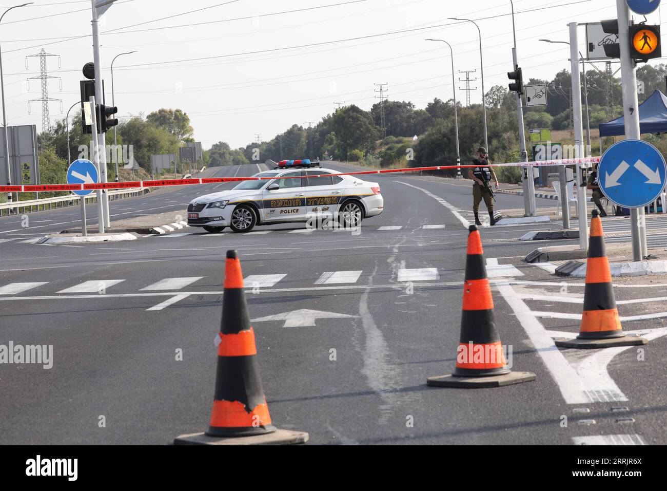 220804 -- SDEROT ISRAEL, 4. August 2022 -- israelische Sicherheitskräfte blockieren am 4. August 2022 eine Straße nach Sderot im Süden Israels nahe der Grenze zu Gaza. Israel setzte am Donnerstag Angriffsdrohnen über dem Gazastreifen ein und sperrte weiterhin die Hauptstraßen im Süden, während die Spannungen mit den Palästinensern zunahmen. Foto von /Xinhua ISRAEL-SDEROT-GAZA-STEIGENDE SPANNUNGEN GilxCohenxMagen PUBLICATIONxNOTxINxCHN Stockfoto