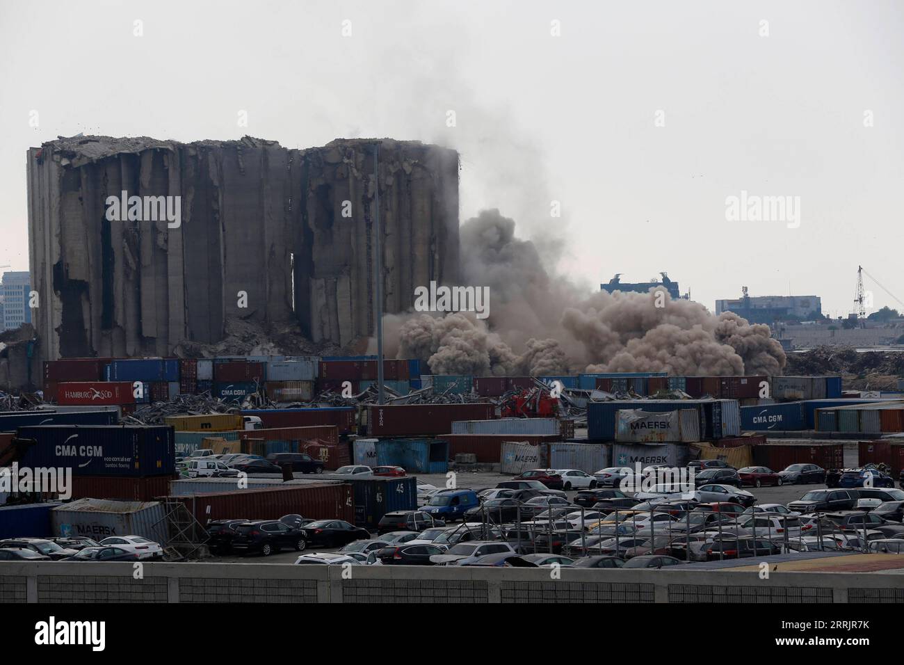 220804 -- BEIRUT, 4. Aug. 2022 -- Staub steigt auf, nachdem ein Teil der Getreidesilos in Beirut, Libanon, am 4. Aug. 2022 zusammengebrochen ist. Der weitere Zusammenbruch der Struktur kam, nachdem am Sonntag ein Teil der Getreidesilos des Beiruter Hafens zusammengebrochen war. LIBANON-BEIRUT PORT-SILOS-WEITER ZUSAMMENBRUCH BILALXJAWICH PUBLICATIONXNOTXINXCHN Stockfoto