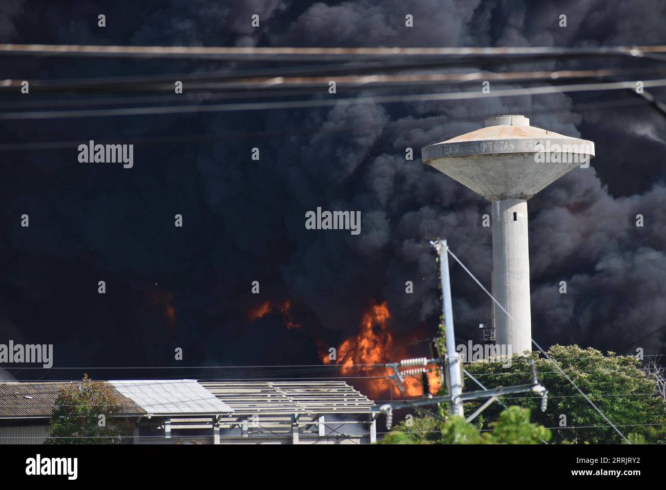 Nachrichten Themen der Woche KW31 Kuba, Treibstofflager explodiert 220808 -- HAVANNA, 8. Aug. 2022 -- aus dem brennenden Treibstofftank in der Nähe des Hafens von Matanzas, Kuba, 7. Aug. 2022, ist dicker Rauch zu sehen. Mindestens eine Person wurde bei einem Großbrand getötet und 122 verletzt, nachdem eine Reihe von Explosionen in einem Kraftstofflager in Kuba stattgefunden hatte, sagte das Ministerium für öffentliche Gesundheit am Sonntag und fügte hinzu, dass bei dem Unfall noch 16 weitere Personen vermisst wurden. /Stringer KUBA-TANKEXPLOSION-UNFALL Xinhua PUBLICATIONxNOTxINxCHN Stockfoto