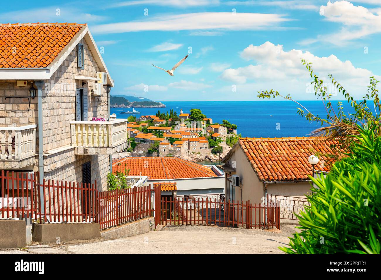 Straße im kleinen Ferienort Sveti Stefan Stockfoto