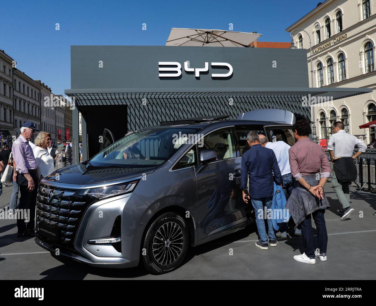 München, Deutschland. September 2023. Besucher besuchen den BYD-Stand ...