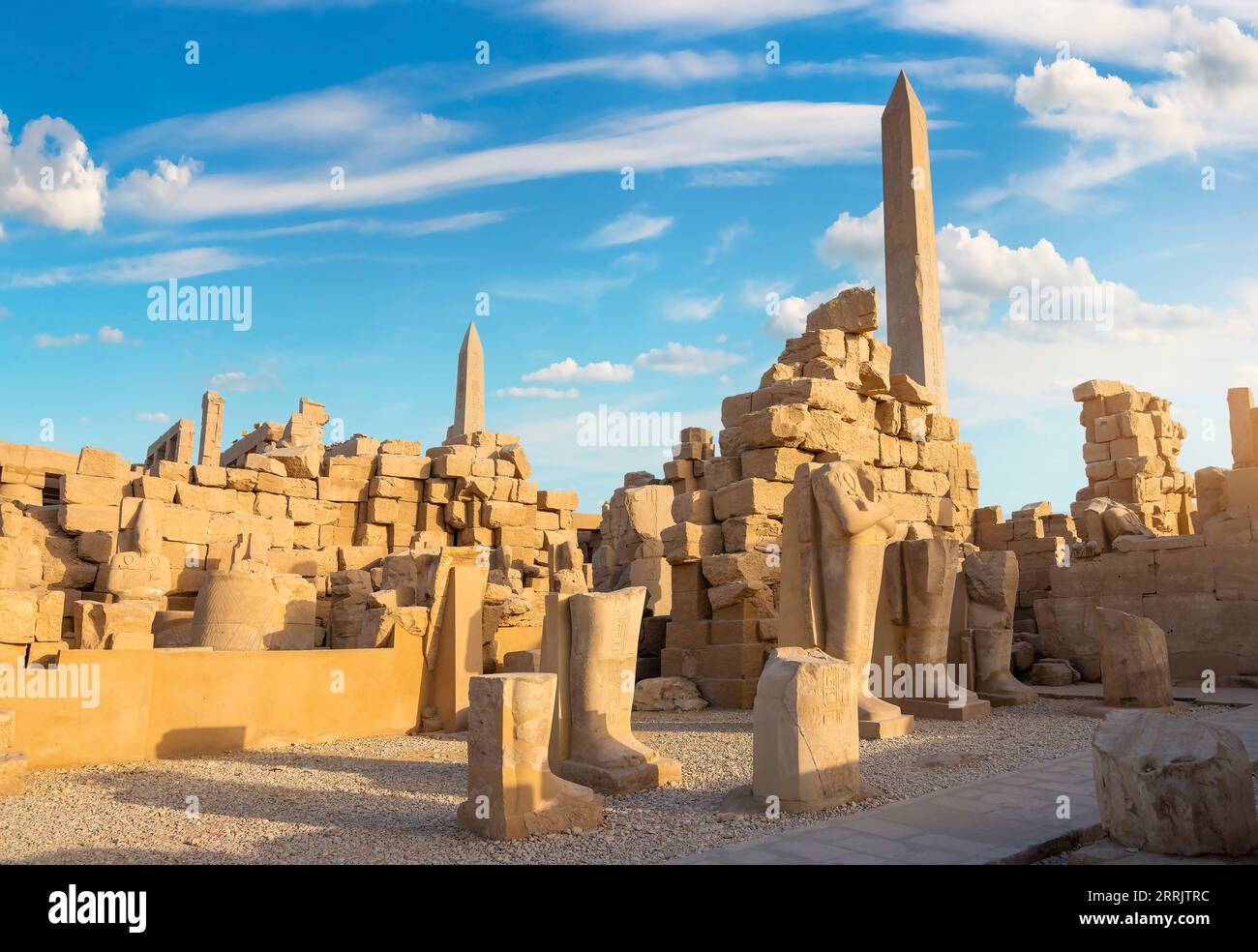 Ruinen und Obelisken des antiken Tempels in Luxor Stockfoto