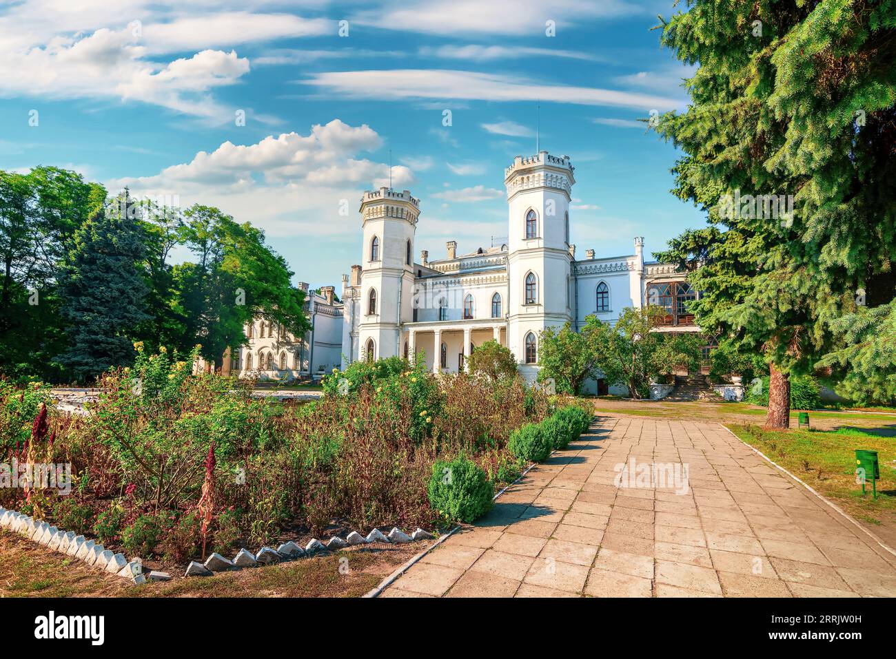 Schöne Aussicht auf Sharovsky Castle Gebäude in erstaunlichen grünen Park Stockfoto