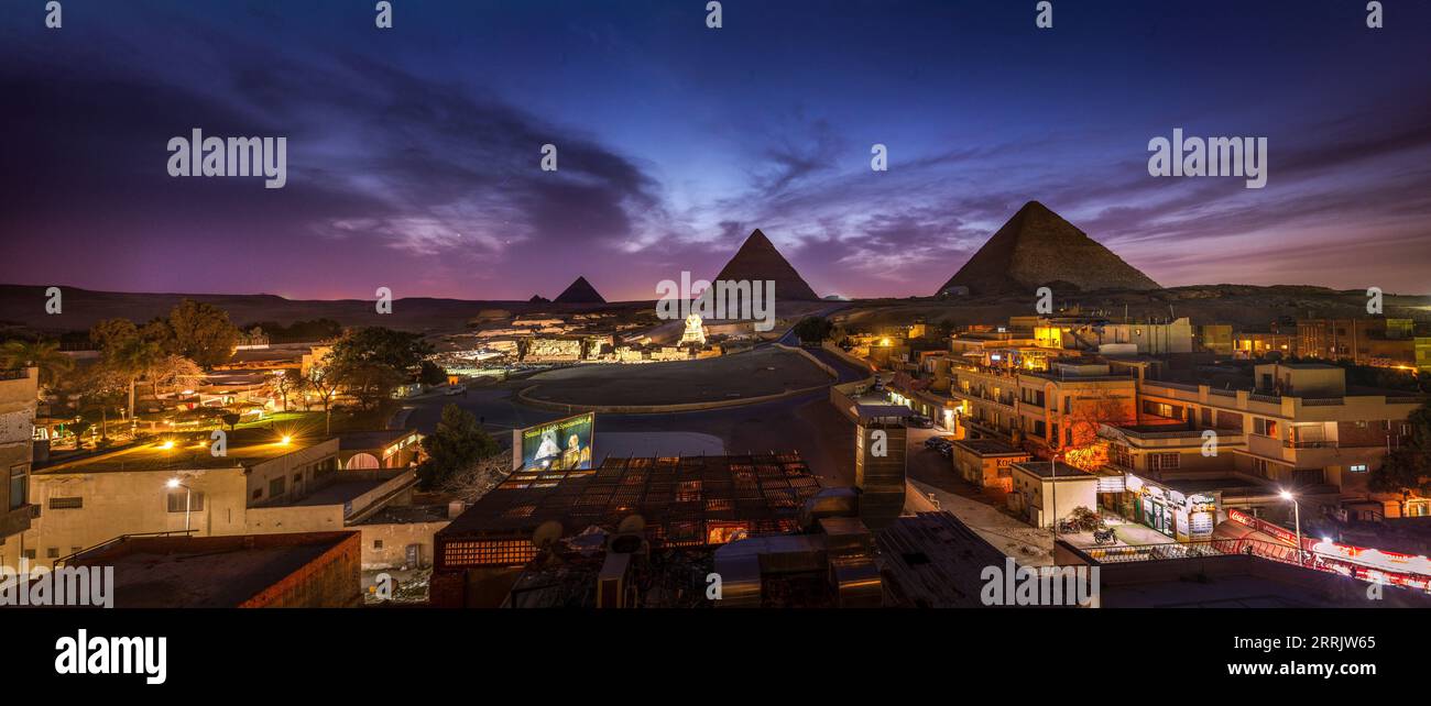 Die Pyramiden und die Sphinx in der Nacht leuchten, Giza, Ägypten Stockfoto