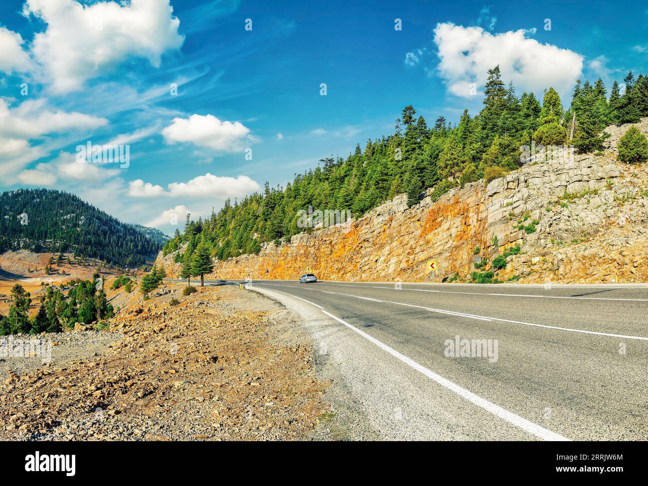 Straße in den Bergen der Türkei während des Tages Stockfoto