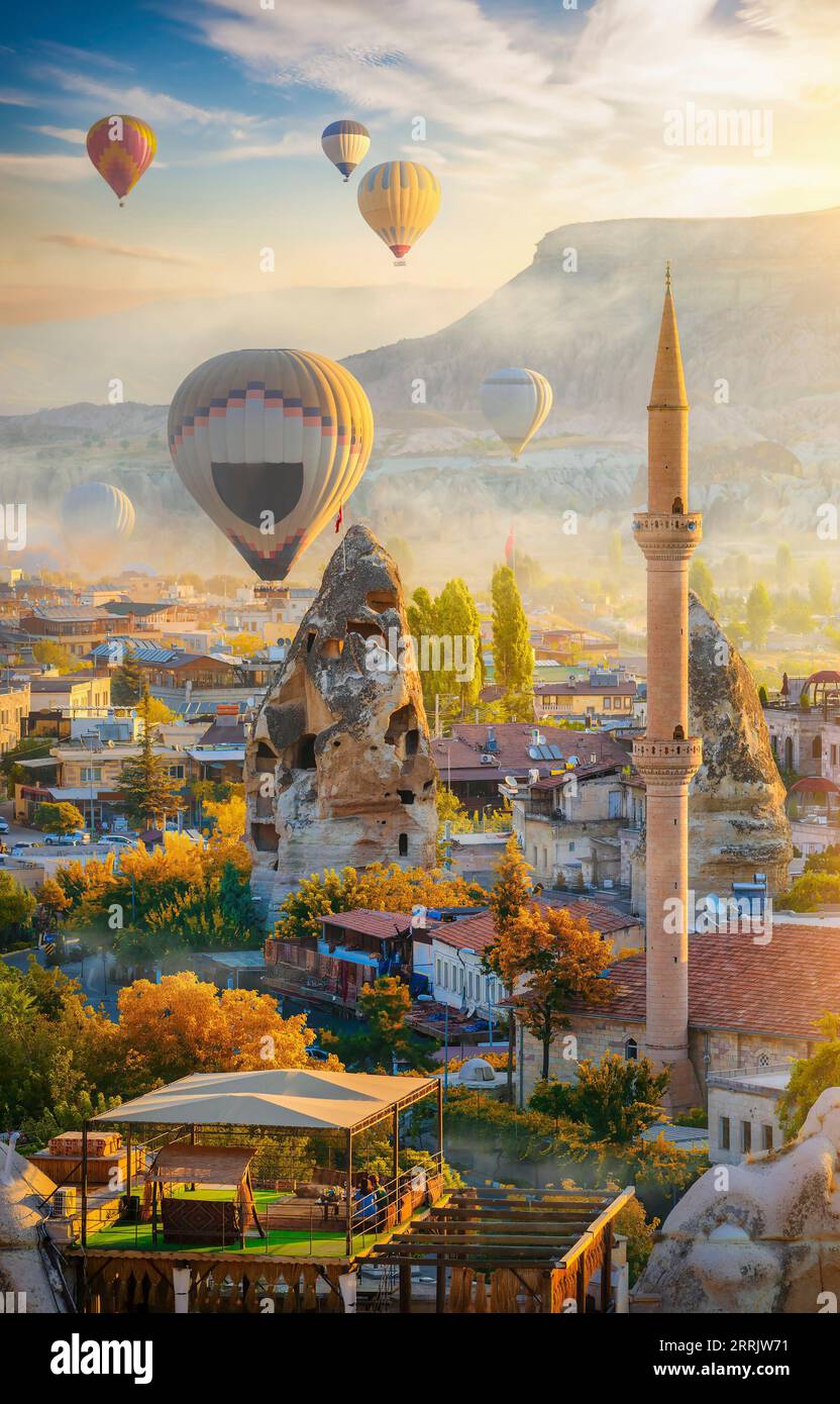 Moschee und Luftballons in Goreme, Türkei Stockfoto