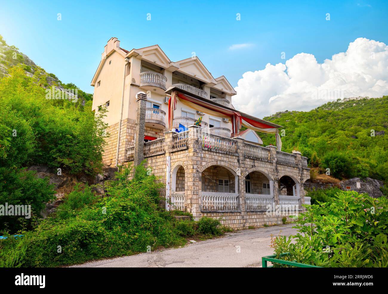 Altes Haus mit Blick auf die Berge im Nationalpark von Montenegro Stockfoto