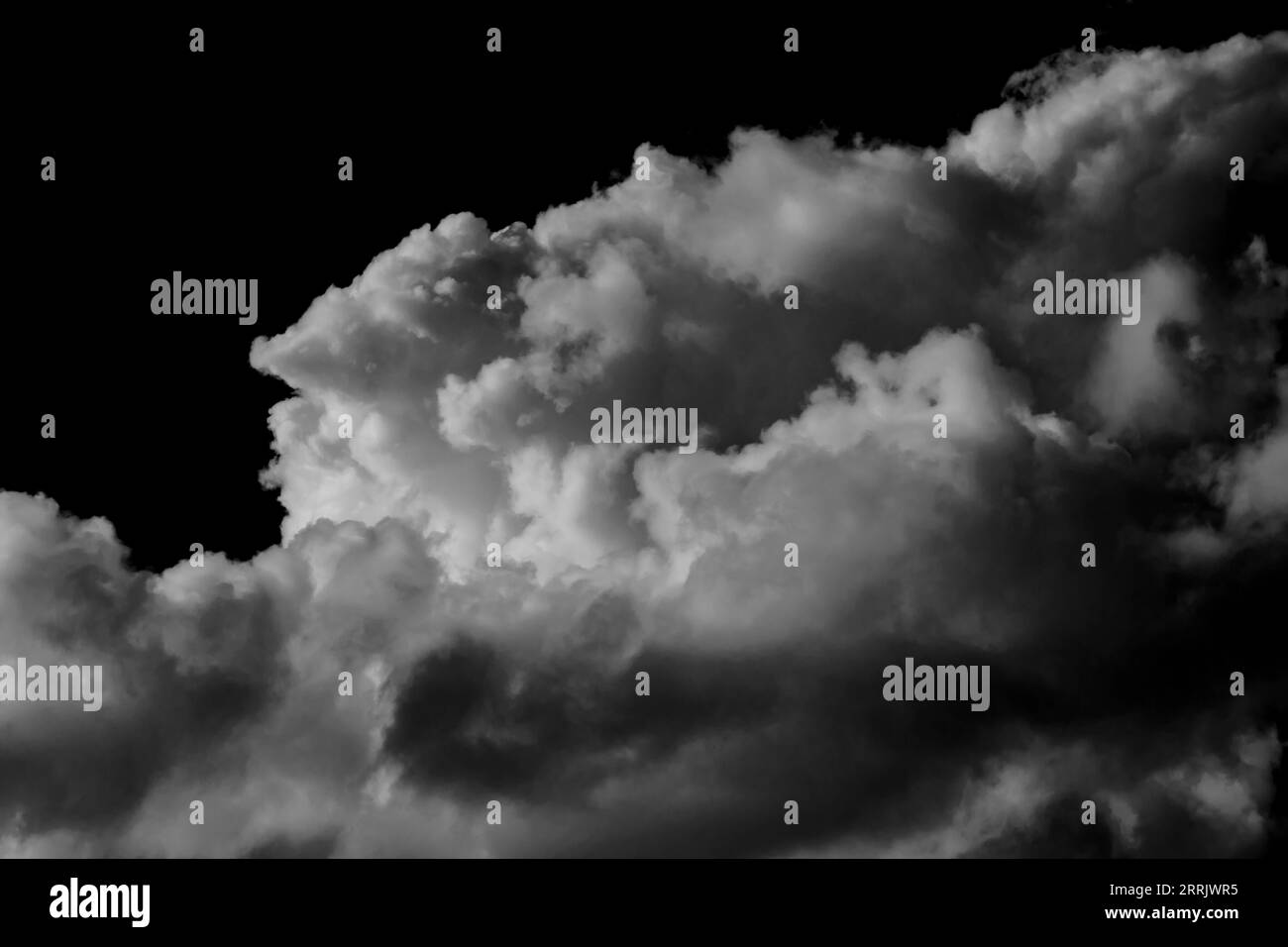 Cumulonimbus-Wolken im Sommer in deutschland, schwarz-weiß Stockfoto