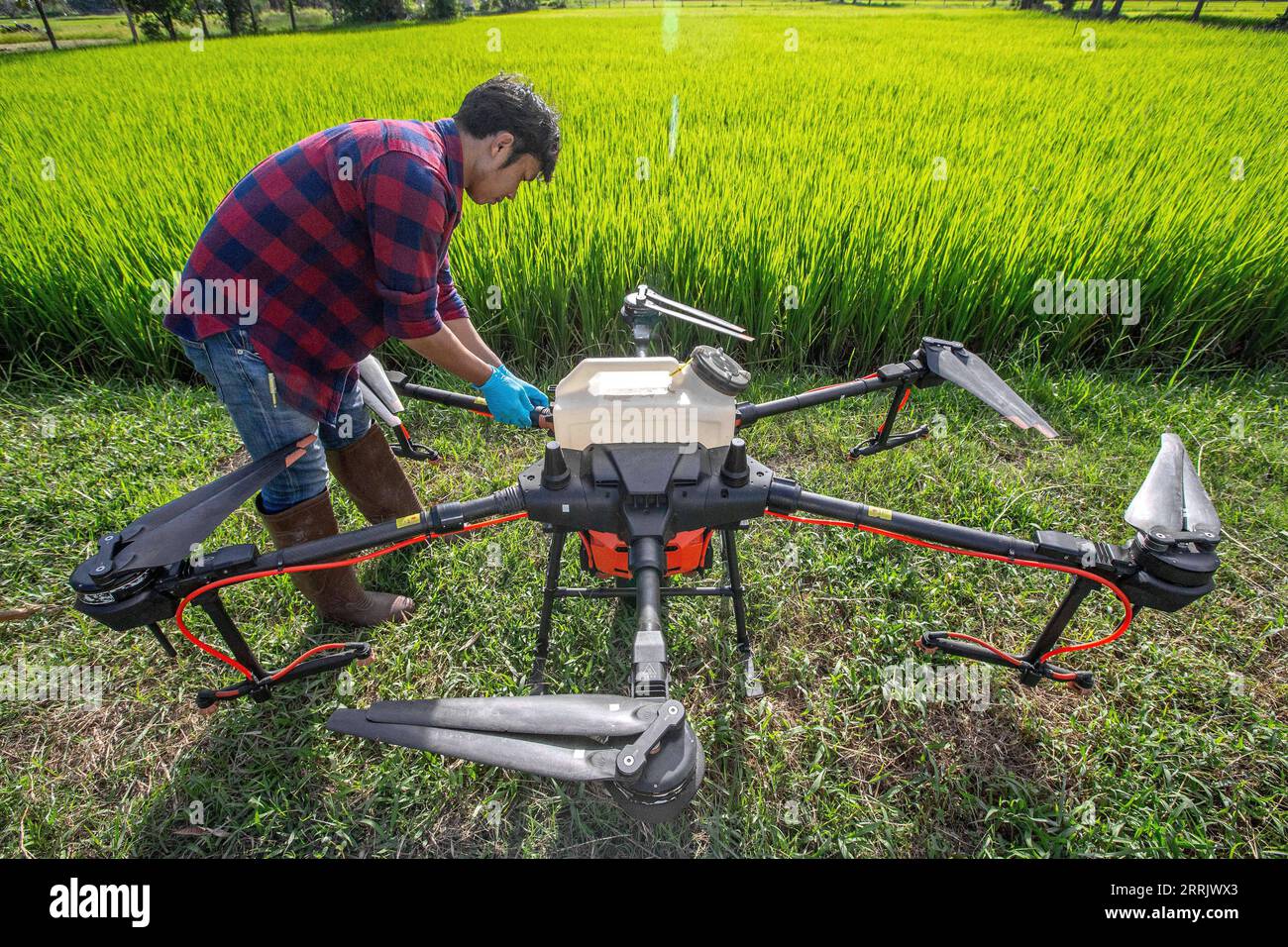 220811 ROI ET 11. August 2022 Ein thailandischer Landwirt uberpruft am 1. August 2022 eine DJI Drohne in ROI et Thailand. In diesem sudostasiatischen Land fliegen in China hergestellte landwirtschaftl...