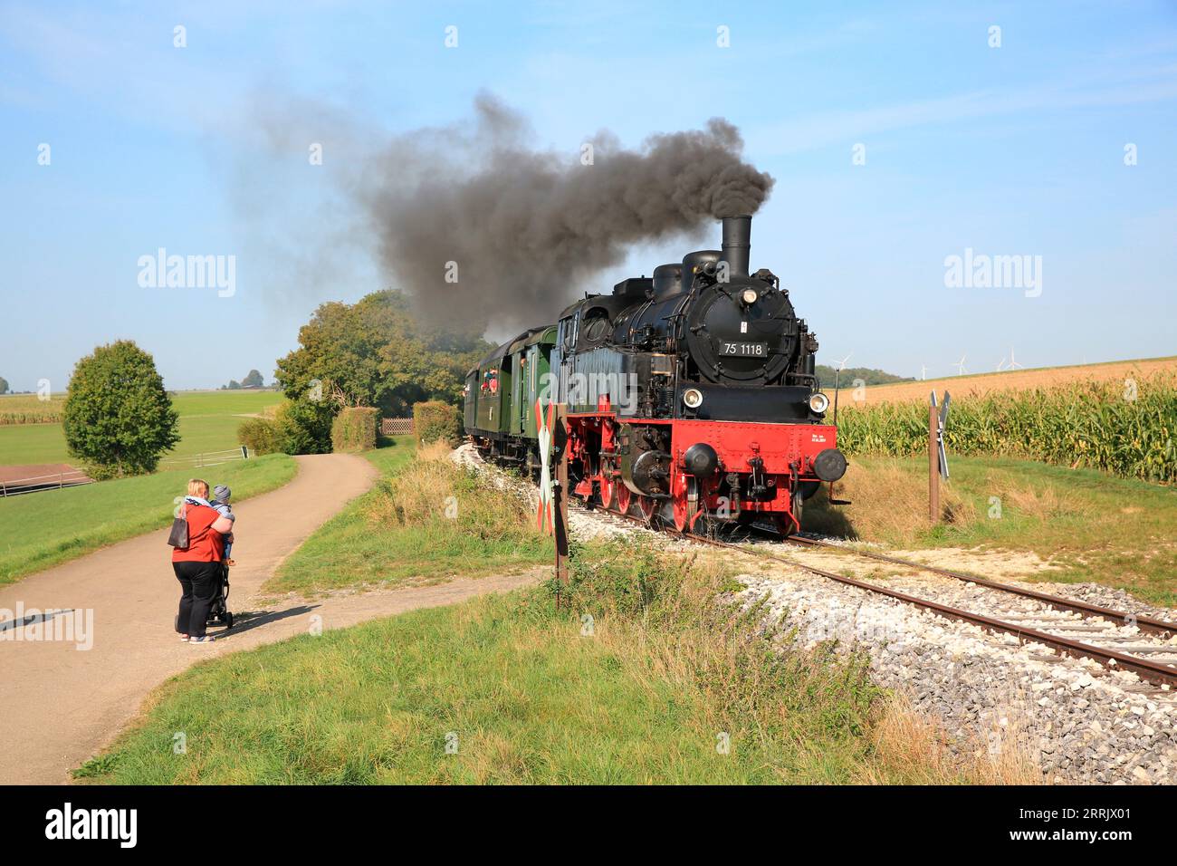 Dampflokomotive 75 1118 ab 1921 auf der Nahverkehrsstrecke Amstetten – Gerstetten bei Stubersheim. Historischer Eisenbahnverkehr der Museumsbahn der Ulmer Eisenbahnfreunde. Die Bahnstrecke befindet sich in der Schwäbischen Alb, Baden-Württemberg. Stockfoto