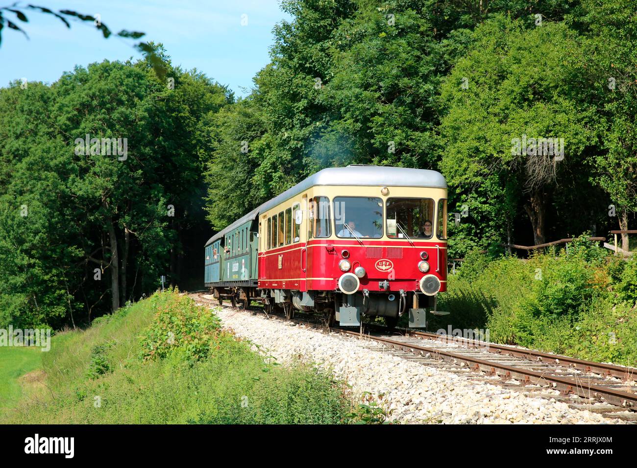 T06 Dieseltriebwagen der Nahverkehrsstrecke Amstetten – Gerstetten bei Stubersheim. Historischer Eisenbahnverkehr der Museumsbahn der Ulmer Eisenbahnfreunde als bestellter öffentlicher Verkehr in Baden-Württemberg. Die Bahnstrecke befindet sich in der Schwäbischen Alb, Baden-Württemberg Stockfoto