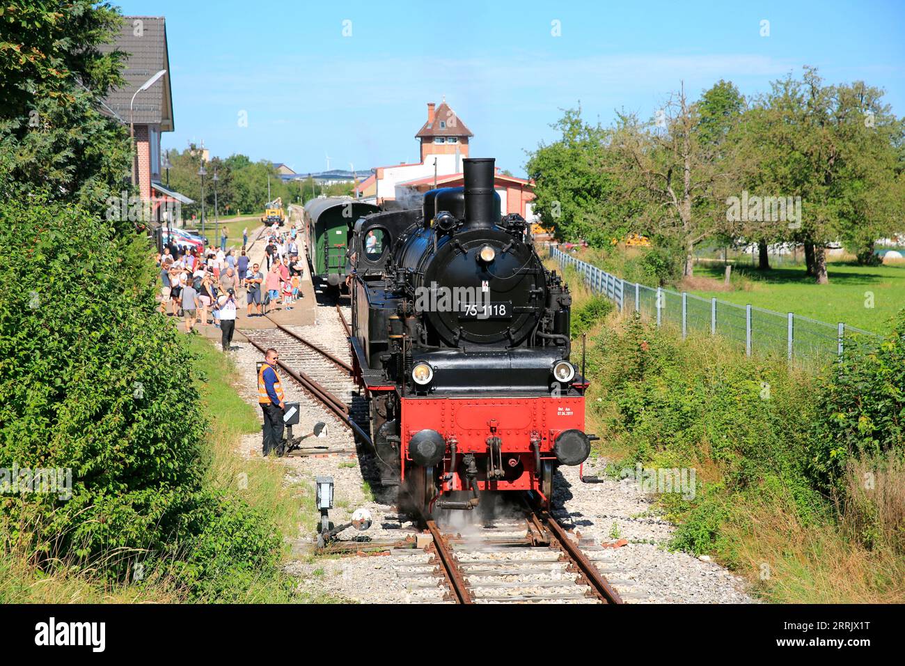 Dampflokomotive 75 1118 ab 1921 auf der Nahverkehrsstrecke Amstetten – Gerstetten bei Stubersheim. Historischer Eisenbahnverkehr der Museumsbahn der Ulmer Eisenbahnfreunde. Schwäbische Alb, Stubersheim, Baden-Württemberg, Deutschland Stockfoto