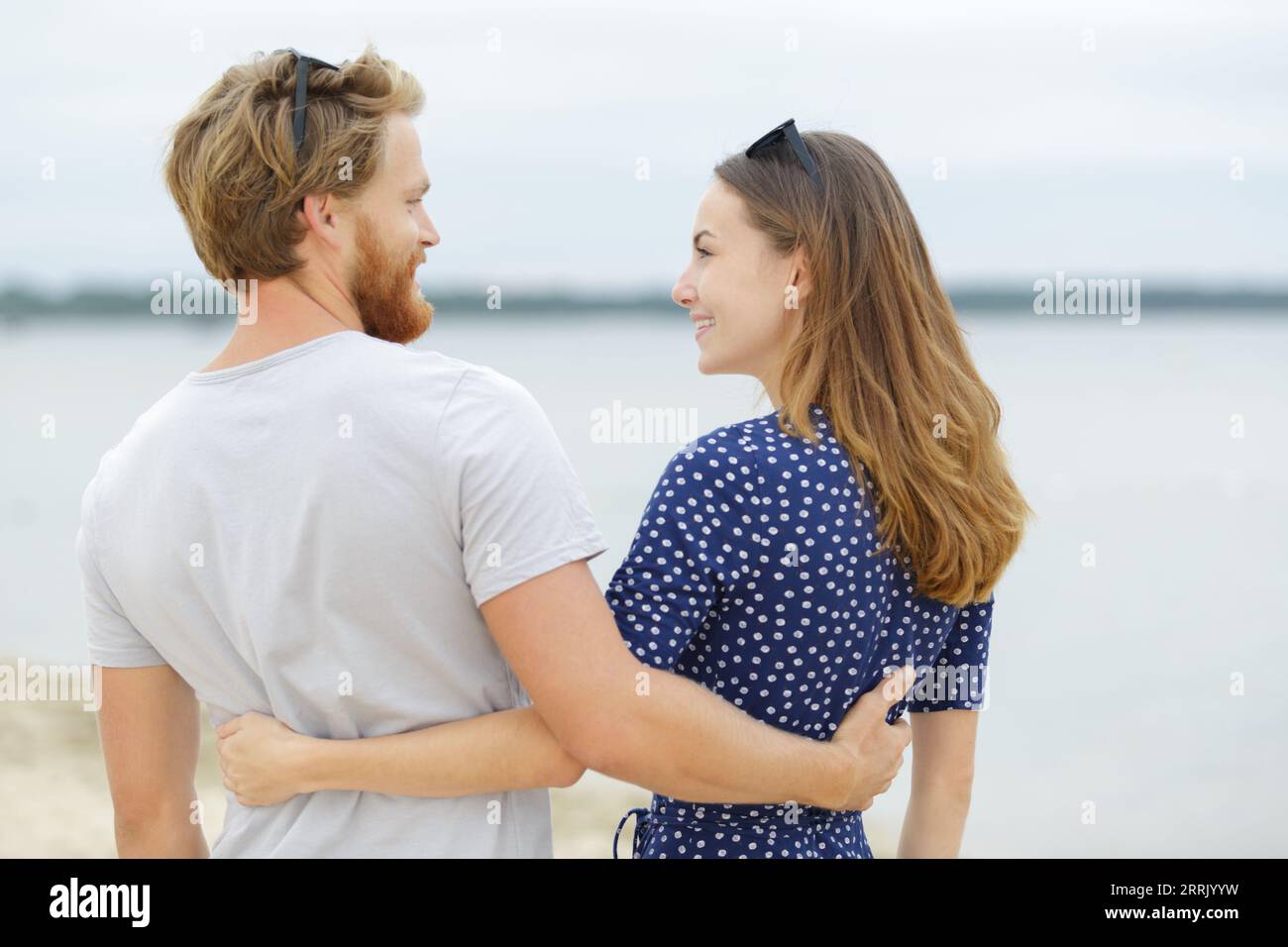 Porträt eines Paares, das am Strand sitzt Stockfoto
