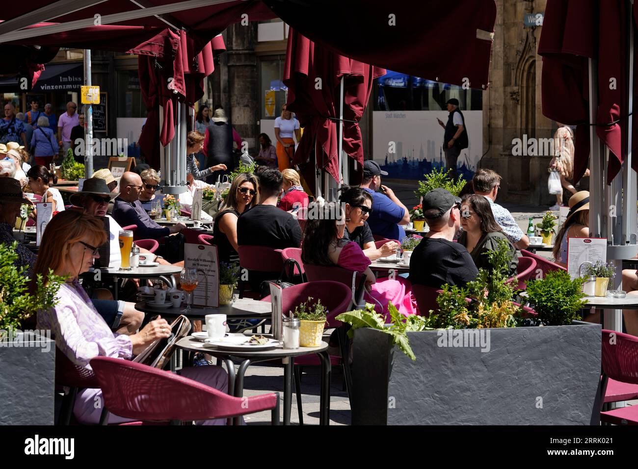 Deutschland, Bayern, München, Marienplatz, Straßencafé, cafe, Woerners Marienplatz, Terrasse, Gäste, Außenbereich Stockfoto