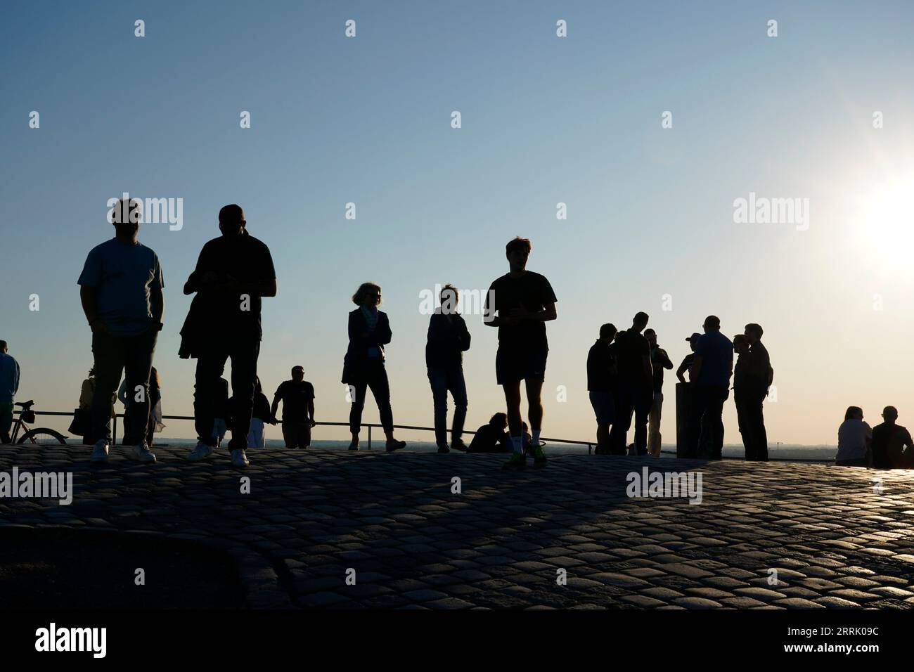 Deutschland, Bayern, München, Olympisches Zentrum, Olympiaberg, Abendsonne, Gruppe von Menschen, Silhouette Stockfoto