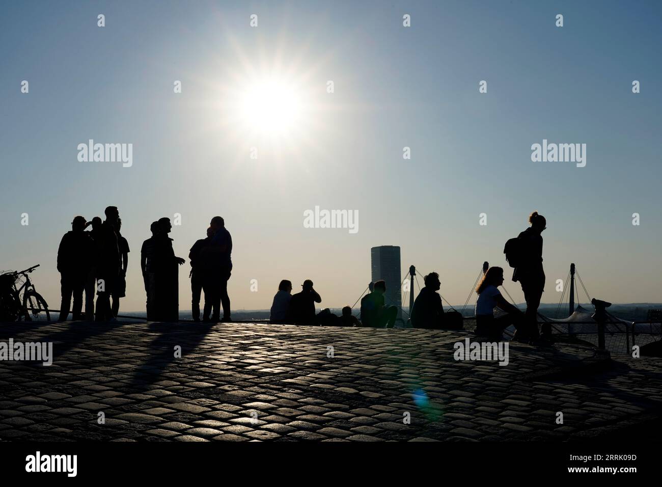 Deutschland, Bayern, München, Olympisches Zentrum, Olympiaberg, Abendsonne, Gruppe von Menschen, Silhouette Stockfoto