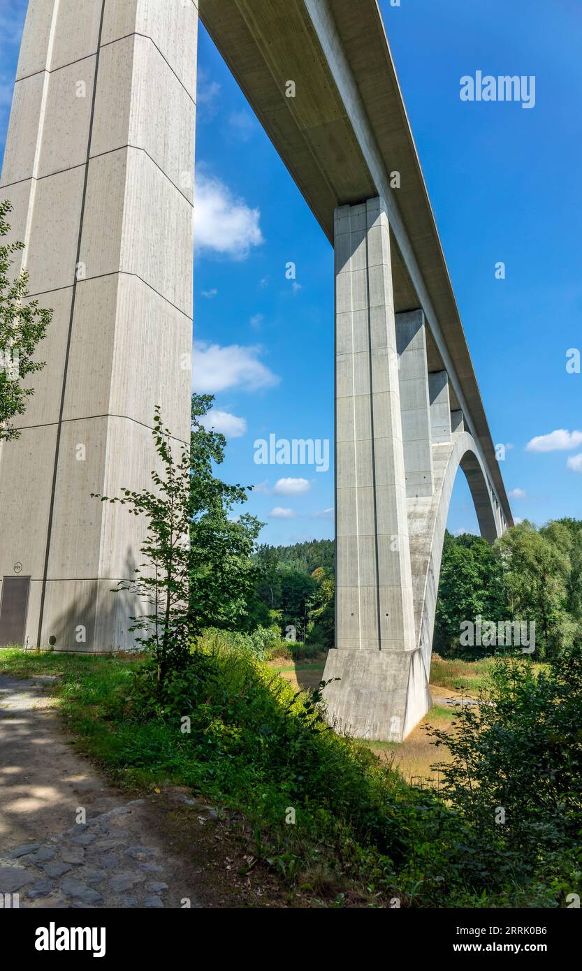 Am Froschgrundsee erstreckt sich die 798 m lange Talbrücke Froschgrundsee mit ihrem 270 m breiten Bogen über das Itztal, Rödental Stockfoto