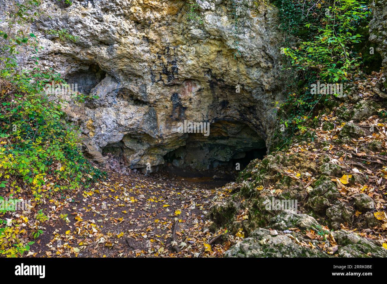Die Barnberghöhle befindet sich auf dem Nordkamm der Schwäbischen Alb oberhalb der Neuffener Steige auf 695 Metern über dem Meeresspiegel. Die Höhle ist 46 Meter lang. Artefakte aus der neolithischen Zeit wurden darin entdeckt. Es ist als Geotop geschützt und als Naturdenkmal registriert. Geschützter Bereich Nr. 81160462903 gehört die Barnberghöhle zum UNESCO-Geopark Schwäbische Alb, Neuffen. Stockfoto
