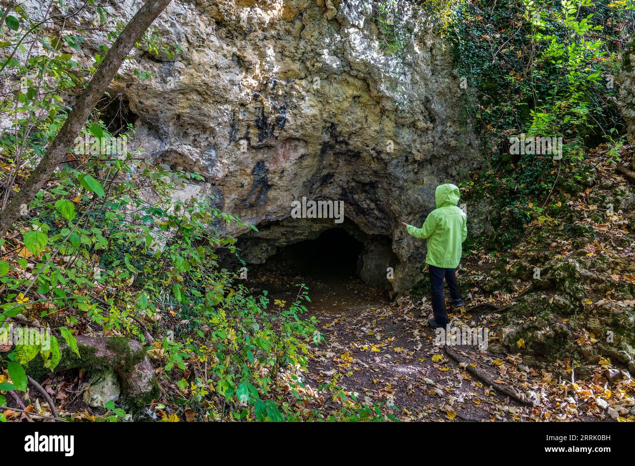 Die Barnberghöhle befindet sich auf dem Nordkamm der Schwäbischen Alb oberhalb der Neuffener Steige auf 695 Metern über dem Meeresspiegel. Die Höhle ist 46 Meter lang. Artefakte aus der neolithischen Zeit wurden darin entdeckt. Es ist als Geotop geschützt und als Naturdenkmal registriert. Geschützter Bereich Nr. 81160462903 gehört die Barnberghöhle zum UNESCO-Geopark Schwäbische Alb, Neuffen. Stockfoto