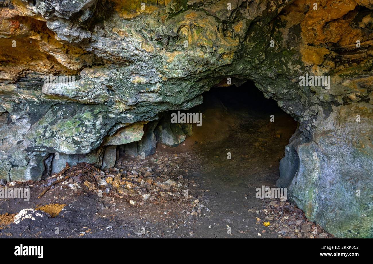 Die Barnberghöhle befindet sich auf dem Nordkamm der Schwäbischen Alb oberhalb der Neuffener Steige auf 695 Metern über dem Meeresspiegel. Die Höhle ist 46 Meter lang. Artefakte aus der neolithischen Zeit wurden darin entdeckt. Es ist als Geotop geschützt und als Naturdenkmal registriert. Geschützter Bereich Nr. 81160462903 gehört die Barnberghöhle zum UNESCO-Geopark Schwäbische Alb, Neuffen. Stockfoto