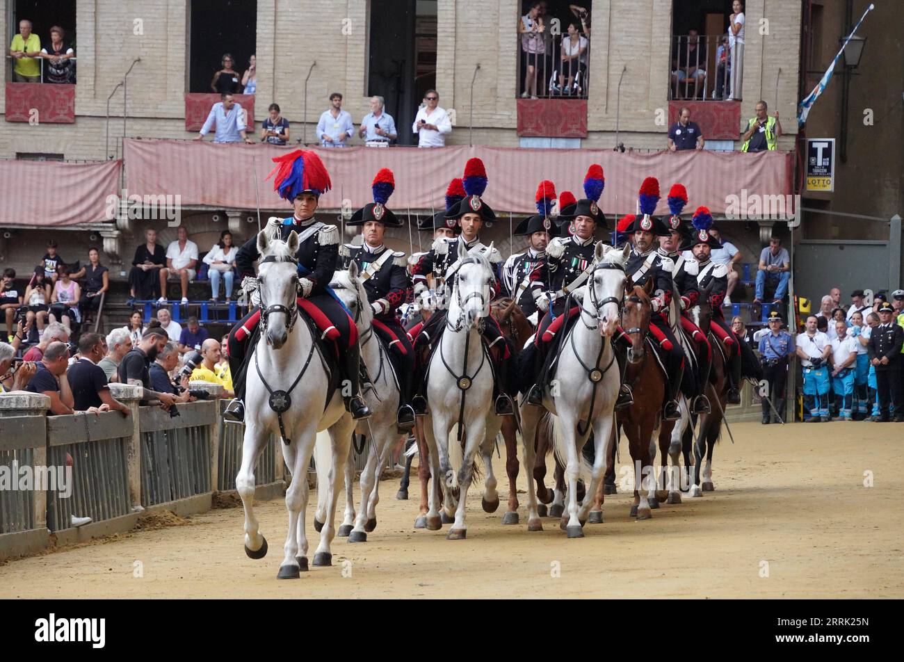 220817 -- SIENA, 17. Aug. 2022 -- italienische Carabinieri treten vor der Aussetzung des Pferderennens Palio in Siena, Italien, am 16. Aug. 2022 auf. Das Pferderennen Palio wurde wegen des Regens auf den 17. August verschoben. Das historische Pferderennen Palio findet auch in diesem Jahr nach einer zweijährigen Pause wegen der COVID-19-Pandemie statt. ITALIEN-SIENA-PFERDERENNEN PALIO JinxMamengni PUBLICATIONxNOTxINxCHN Stockfoto