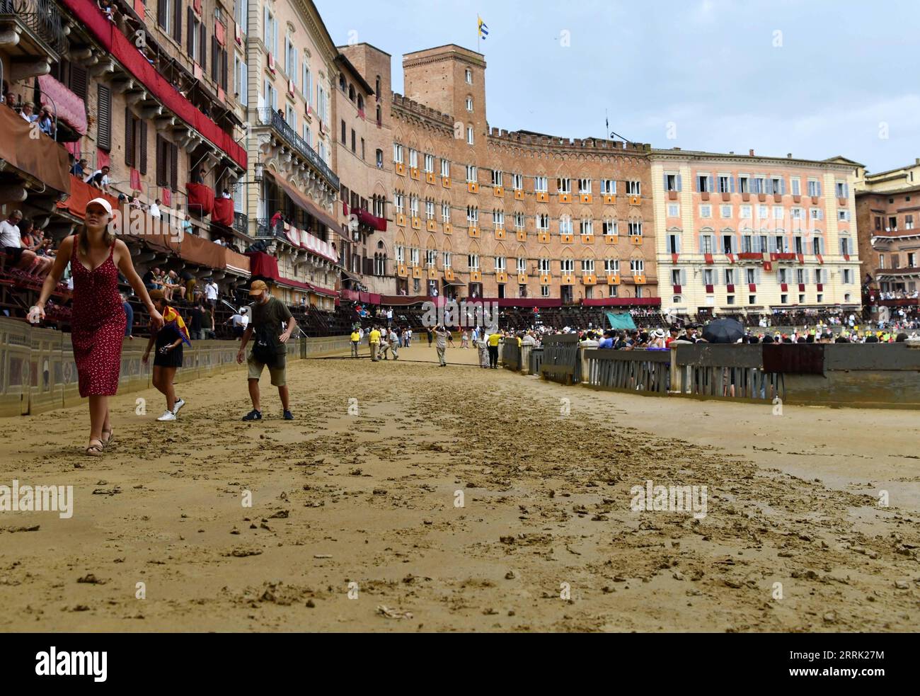 220817 -- SIENA, 17. Aug. 2022 -- Zuschauer verlassen nach der Aussetzung des Pferderennens Palio in Siena, Italien, 16. Aug. 2022. Das Pferderennen Palio wurde wegen des Regens auf den 17. August verschoben. Das historische Pferderennen Palio findet auch in diesem Jahr nach einer zweijährigen Pause wegen der COVID-19-Pandemie statt. ITALIEN-SIENA-PFERDERENNEN PALIO JinxMamengni PUBLICATIONxNOTxINxCHN Stockfoto
