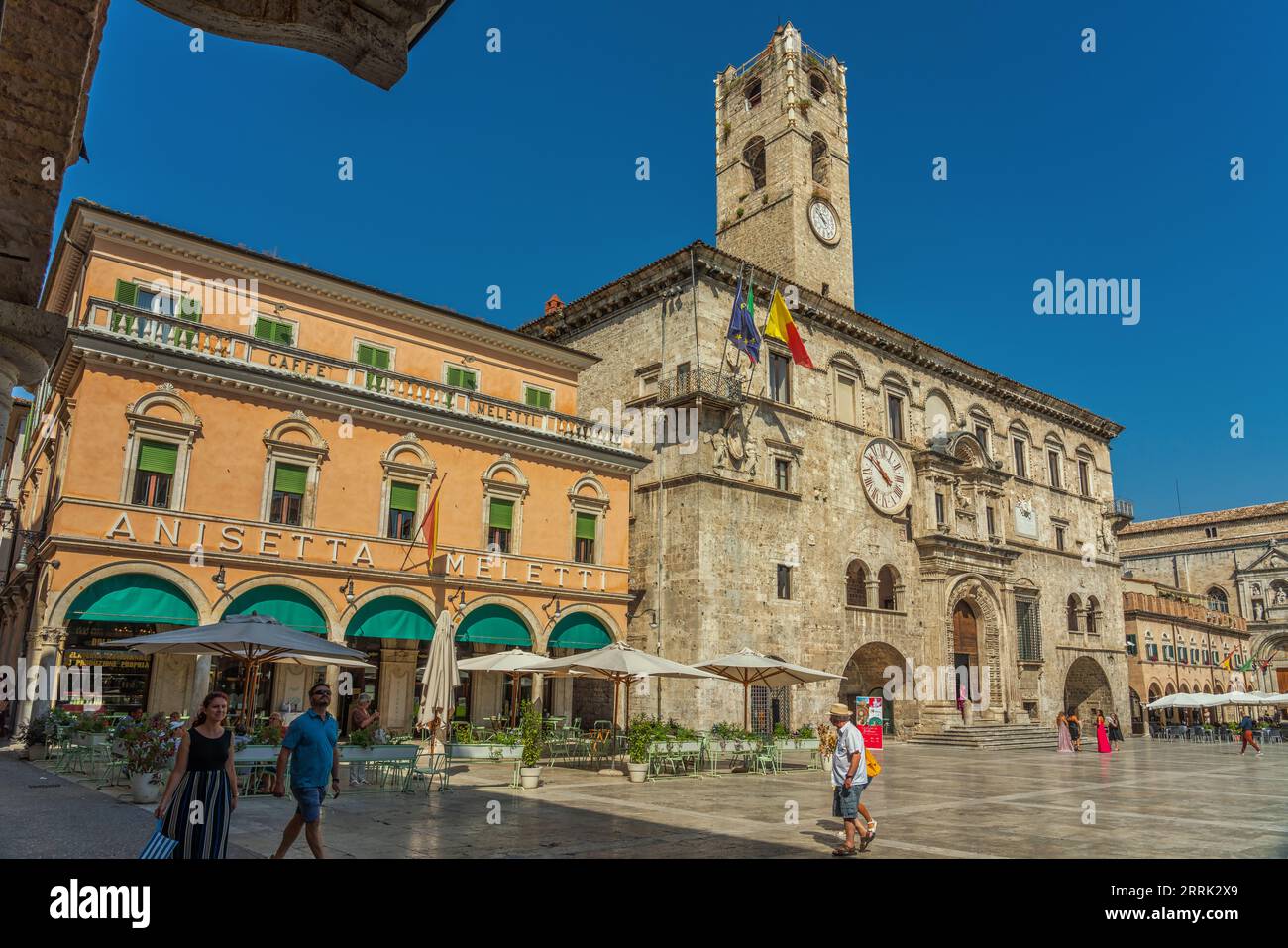 Ein Blick auf die Piazza del Popolo in Ascoli Piceno mit dem Palast der Kapitäne, dem Bürgerturm und dem berühmten Meletti-Kaffee Stockfoto