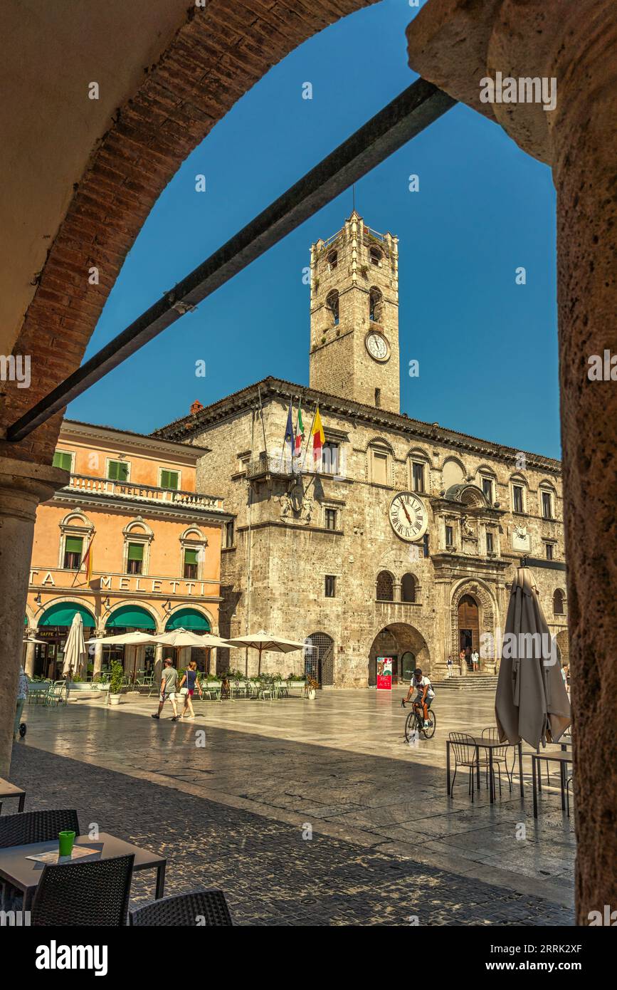 Ein Blick auf die Piazza del Popolo in Ascoli Piceno mit dem Palast der Kapitäne, dem Bürgerturm und dem berühmten Meletti-Kaffee Stockfoto