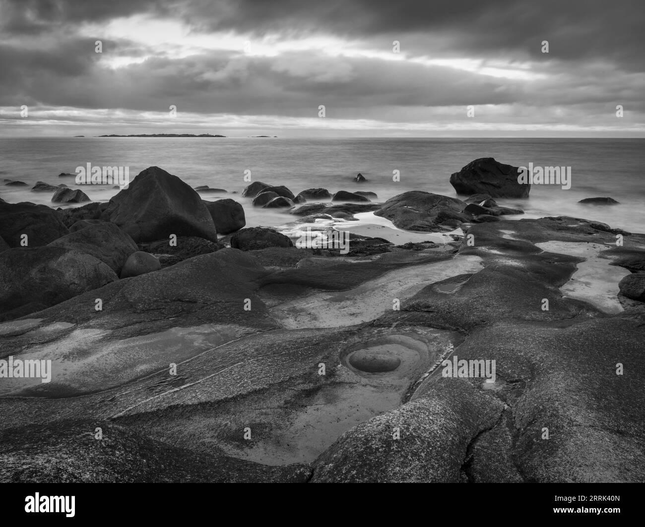Dunkle Wolken über Uttakleiv Strand, Lofoten, Norwegen Stockfoto