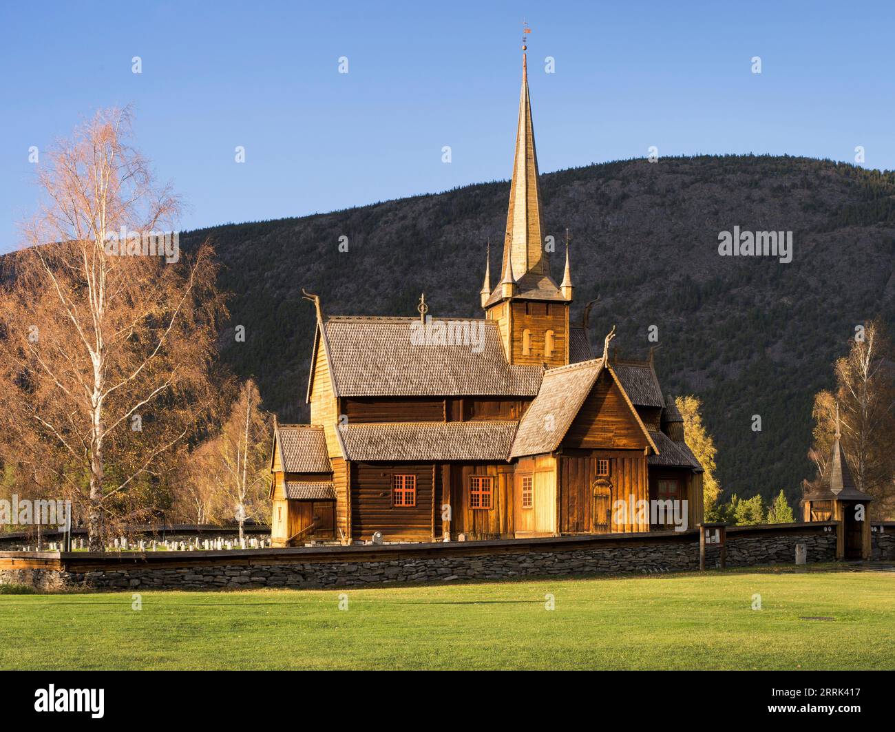 LOM Stab Kirche im Abendlicht, Norwegen Stockfoto