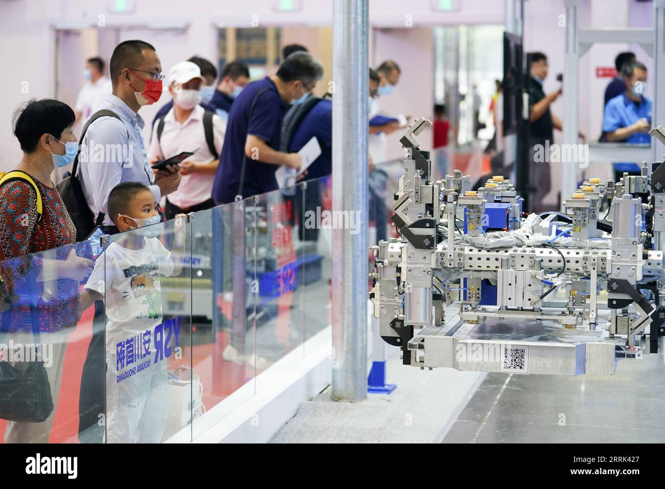 220818 -- PEKING, 18. Aug. 2022 -- Menschen schauen sich eine Demonstration einer Batterie-Produktionslinie während einer expo der World Robot Conference 2022 WRC 2022 in Peking, Hauptstadt von China, 18. Aug. 2022 an. Die WRC 2022 findet vom 18. Bis 21. August in Peking statt. Mehr als 500 Robotersets werden während der Konferenz gezeigt und über 30 von ihnen debütieren in Peking. Die Konferenz, die sowohl online als auch offline stattfindet, umfasst drei wichtige Veranstaltungen, darunter Forum, expo und Wettbewerb. CHINA-PEKING-WELT ROBOTERKONFERENZ 2022 CN JUXHUANZONG PUBLICATIONXNOTXINXCHN Stockfoto
