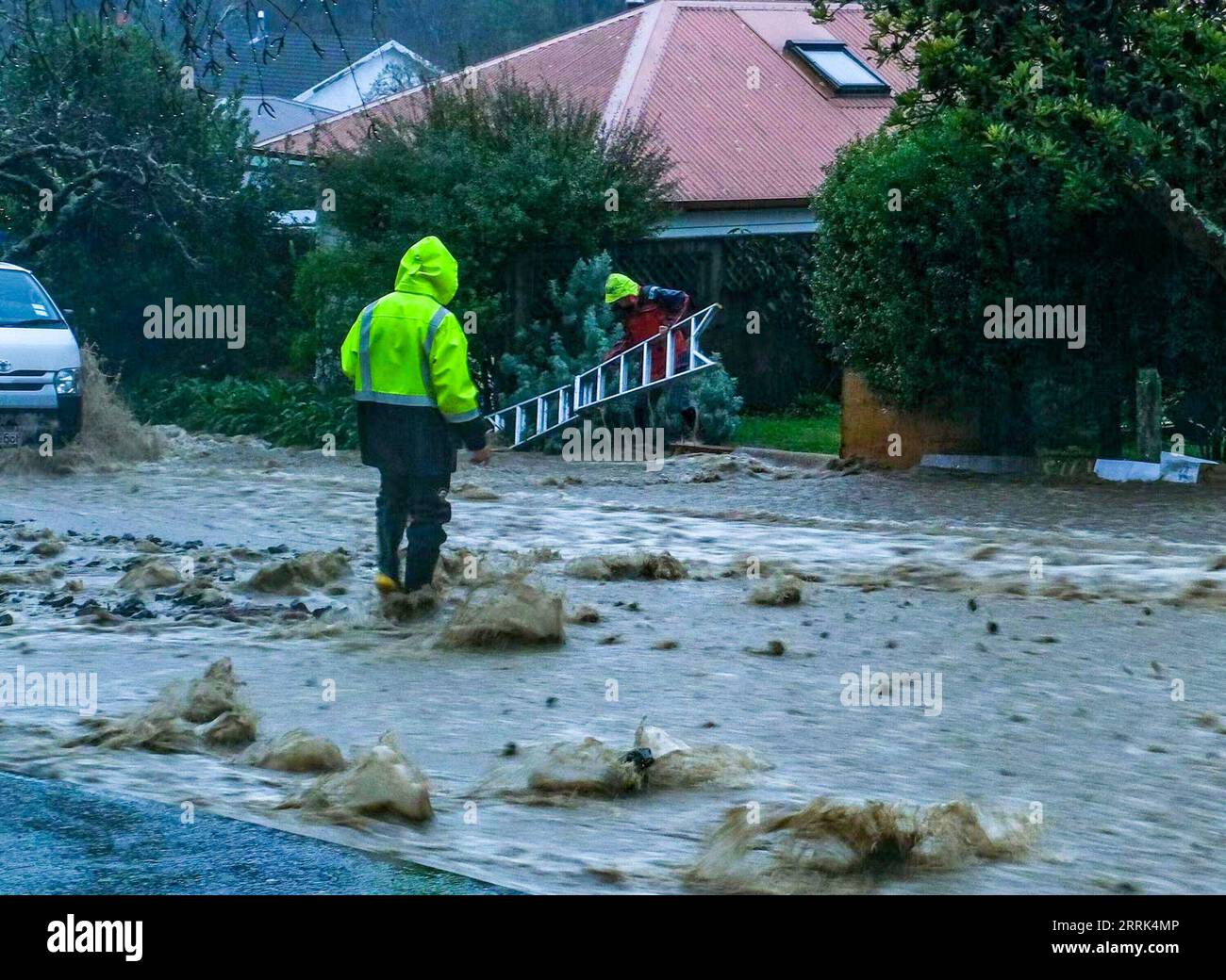 220819 -- NELSON, 19. August 2022 -- Menschen werden in einem überfluteten Gebiet in Nelson of South Island, Neuseeland, 19. August 2022 gesehen. Mehr als 400 Häuser in Nelson auf der Südinsel Neuseelands wurden evakuiert, nachdem die Region durch anhaltende starke Regenfälle, Überschwemmungen und Erdrutsche schwer getroffen wurde. /Handout über Xinhua NEUSEELAND-SÜDINSEL-FLUT NelsonxCityxCouncil PUBLICATIONxNOTxINxCHN Stockfoto