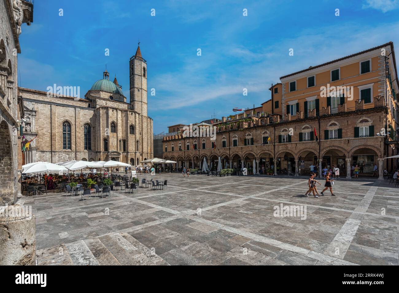 Piazza del Popolo in Ascoli mit seinen edlen Palästen, der Kathedrale von San Francesco und den Laubengängen mit Bars und Restaurants. Ascoli Piceno, Marken Stockfoto