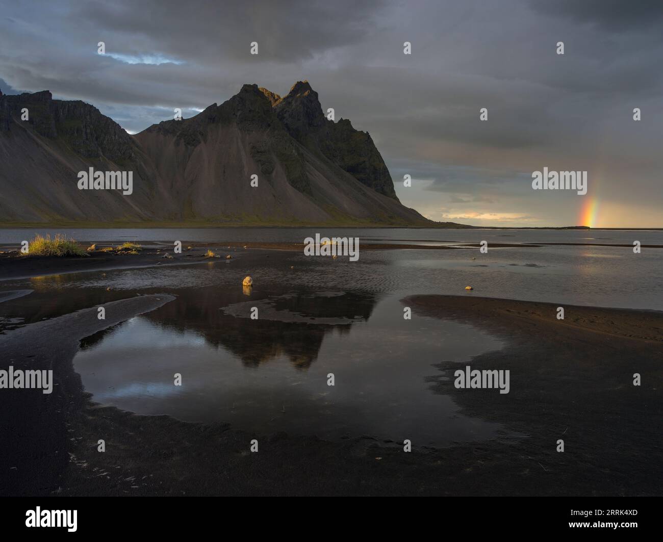 Abendstimmung Mit Regenbogen Am Stokksnes Beach Vestrahorn Island abendstimmung-mit-regenbogen-am-stokksnes-beach-vestrahorn-island
