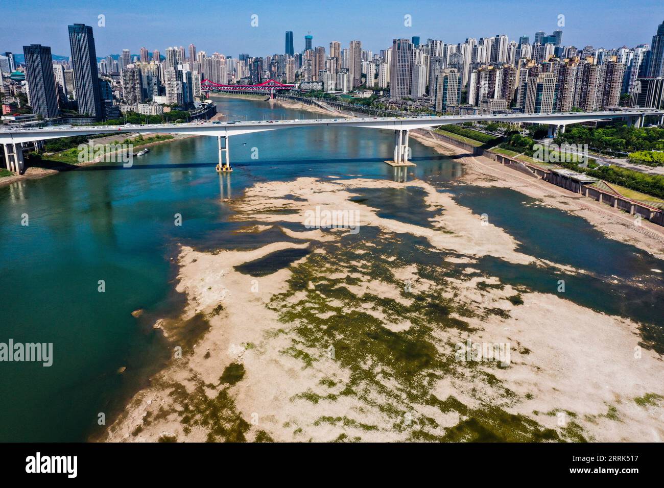 220819 -- CHONGQING, 19. August 2022 -- Luftaufnahme vom 17. August 2022 zeigt einen Abschnitt des Jialing River in der südwestchinesischen Gemeinde Chongqing. Aufgrund des Wasserrückgangs flussaufwärts, der kontinuierlich hohen Temperaturen und der geringeren Niederschlagsmengen ist der Wasserstand des Jialing River, der durch das Hauptstädtebaugebiet von Chongqing fließt, erheblich gesunken. CHINA-CHONGQING-JIALING FLUSS-WASSERSTAND CN WANGXQUANCHAO PUBLICATIONXNOTXINXCHN Stockfoto