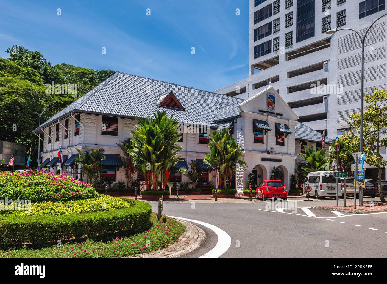 31. August 2023: Das Hauptquartier des Sabah Tourism Board, ehemaliges Jesselton Post Office, in Kota Kinabalu, Malaysia wurde 191 errichtet Stockfoto