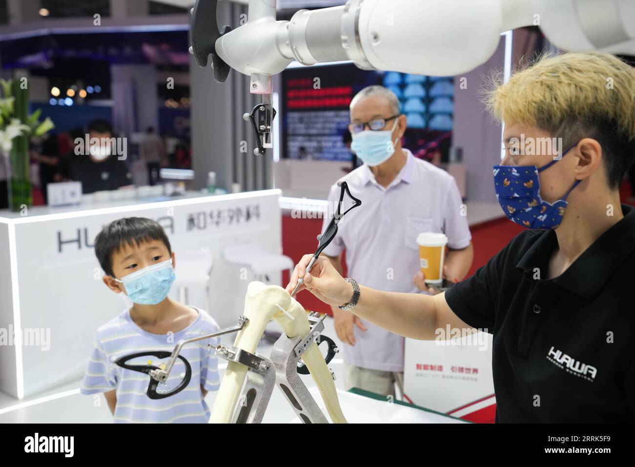 220818 -- PEKING, 18. August 2022 -- Ein Mitarbeiter kontrolliert einen OP-Roboter während einer expo der World Robot Conference 2022 WRC 2022 in Peking, Hauptstadt von China, 18. August 2022. Die WRC 2022 findet vom 18. Bis 21. August in Peking statt. Mehr als 500 Robotersets werden während der Konferenz gezeigt und über 30 von ihnen debütieren in Peking. Die Konferenz, die sowohl online als auch offline stattfindet, umfasst drei wichtige Veranstaltungen, darunter Forum, expo und Wettbewerb. CHINA-PEKING-WELT ROBOTERKONFERENZ 2022 CN JUXHUANZONG PUBLICATIONXNOTXINXCHN Stockfoto