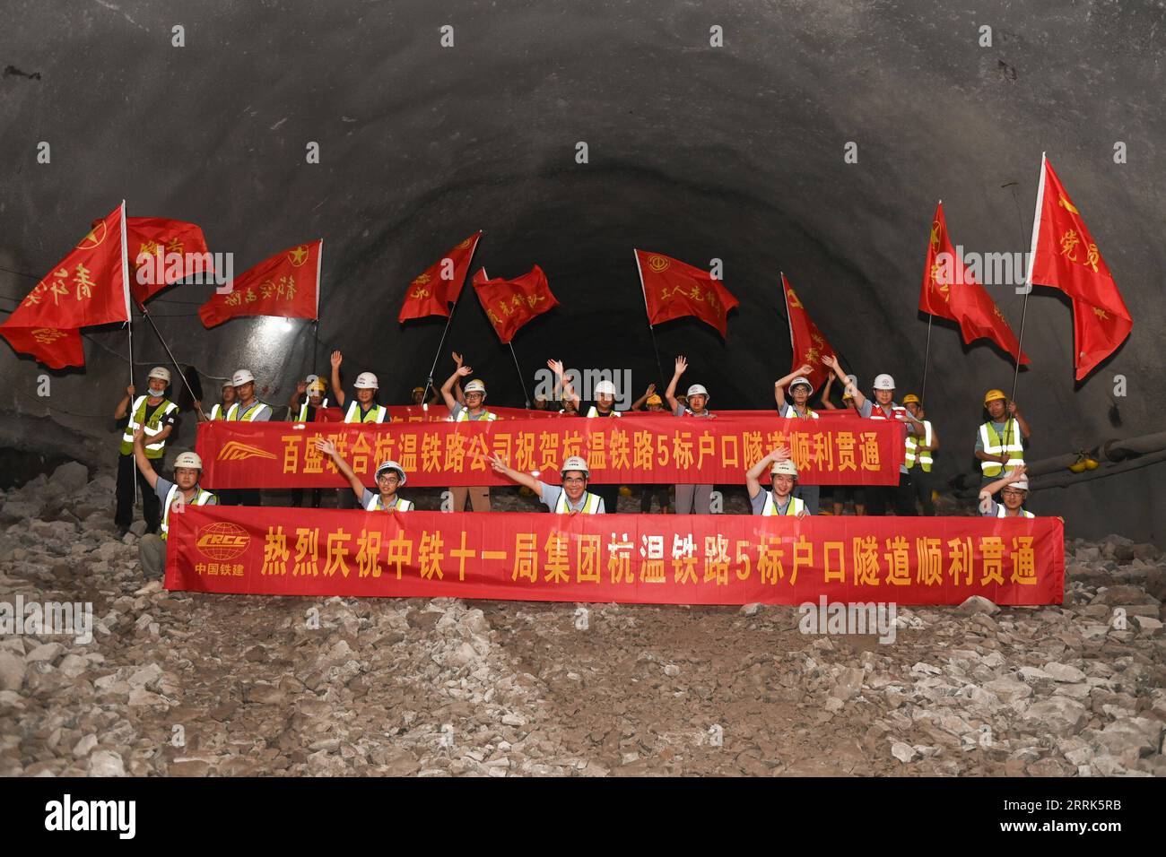 220820 -- YONGJIA, 20. August 2022 -- die Konstrukteure feiern den Durchbruch des Hukou-Tunnels der Hangzhou-Wenzhou-Eisenbahn in der ostchinesischen Provinz Zhejiang, 19. August 2022. Der Hukou-Tunnel der Hochgeschwindigkeitsbahn zwischen Hangzhou und Wenzhou wurde am Freitag durchbohrt. CHINA-ZHEJIANG-HANGZHOU-WENZHOU RAILWAY-HUKOU TUNNEL-DRILL-THROUGH CN HUANGXZONGZHI PUBLICATIONXNOTXINXCHN Stockfoto