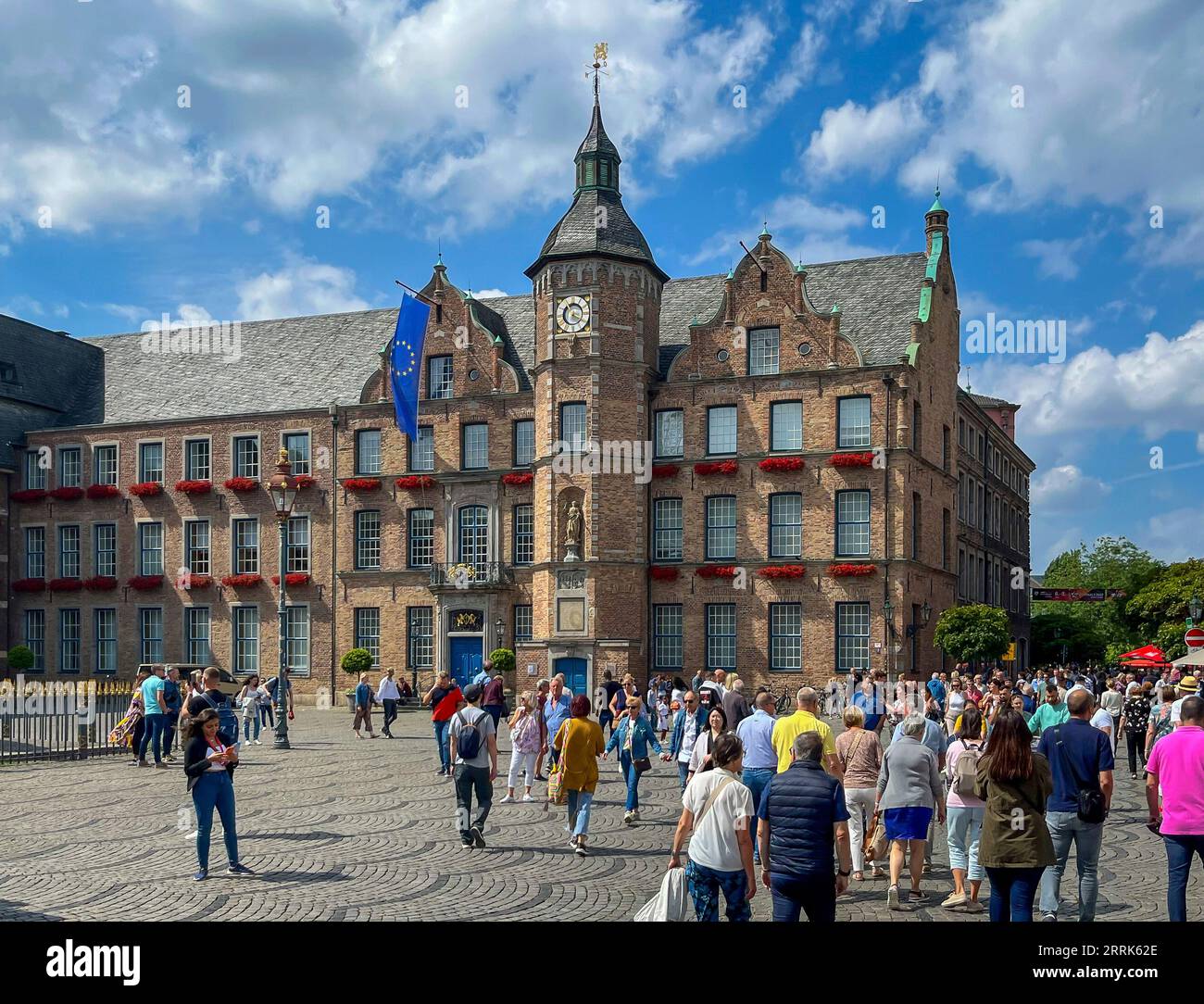 Düsseldorf, Nordrhein-Westfalen, Deutschland - Rathaus, Altstadt am Sonntag besuchen viele Menschen das Frankreich Festival. Stockfoto