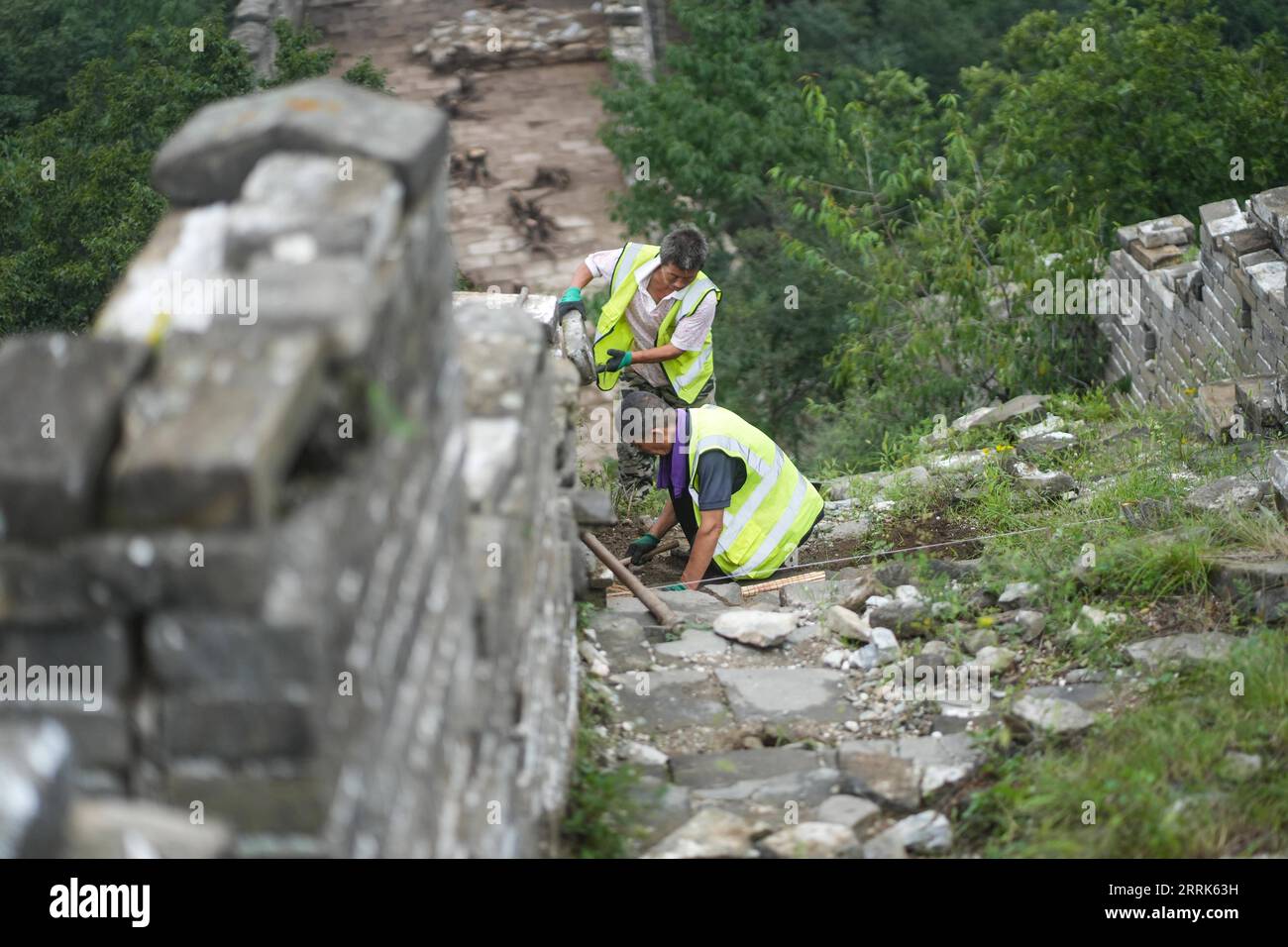 220820 -- PEKING, 20. August 2022 -- Arbeiter arbeiten an einem archäologischen Standort des forschungsbasierten Restaurierungsbereichs des Jiankou-Abschnitts der Chinesischen Mauer in Peking, Hauptstadt Chinas, 17. August 2022. Der Jiankou-Abschnitt der Chinesischen Mauer, der einst unter den Wanderern als verlassene Chinesische Mauer bekannt war, liegt im Vorort Huairou in Peking und gilt als einer der gefährlichsten Teile der Reliquien. Ein Restaurierungsprojekt, das sich hauptsächlich auf eine 1.678 Meter lange Mauer mit 8 Wachtürmen im westlichen Teil des Jiankou-Abschnitts konzentriert, wird voraussichtlich Ende Oktober abgeschlossen sein. Das Projekt ist imple Stockfoto