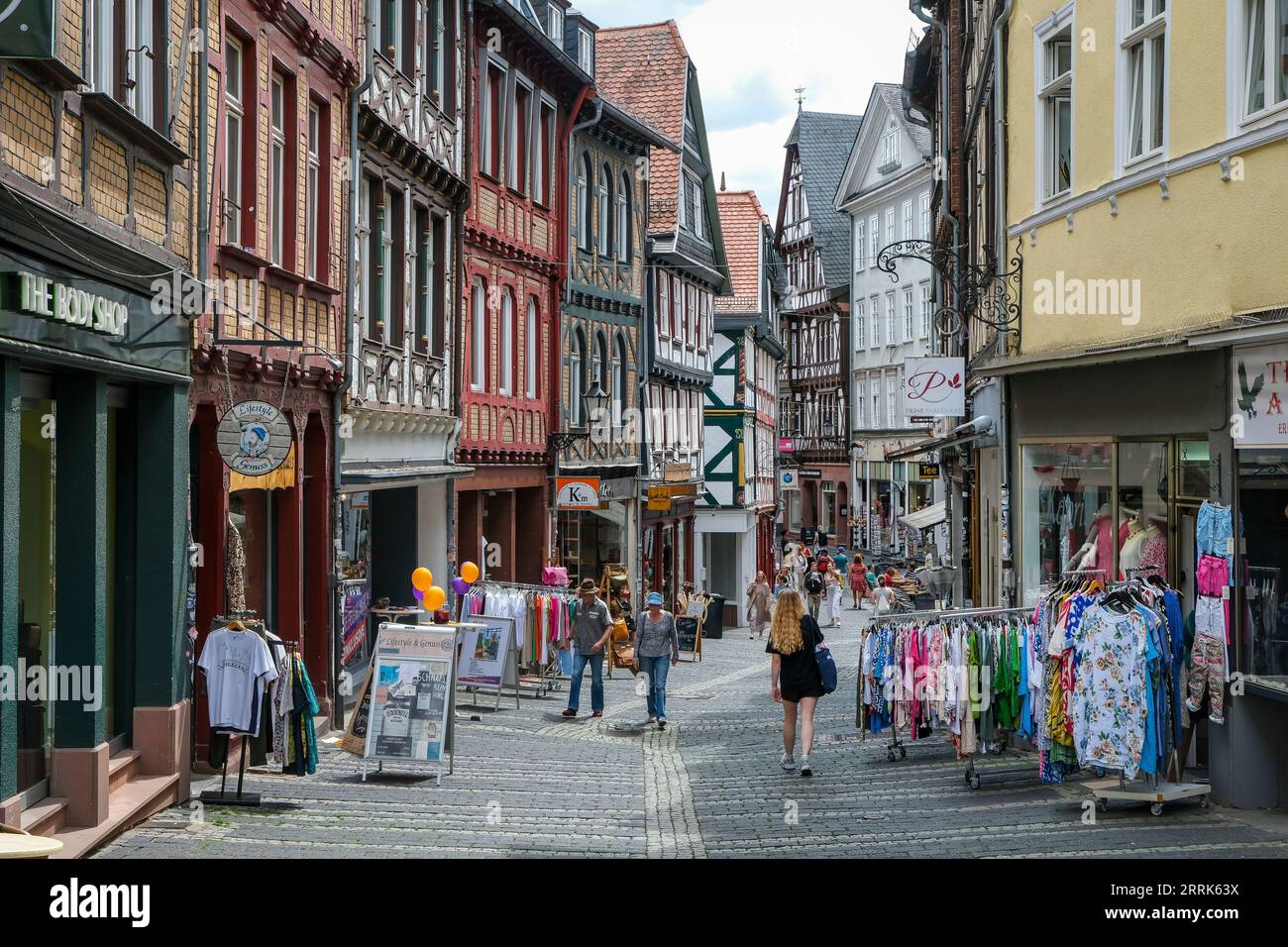 Marburg, Hessen, Deutschland - Altstadt, Fußgängerzone in der Oberstadt, Geschäfte in der Wettergasse. Stockfoto