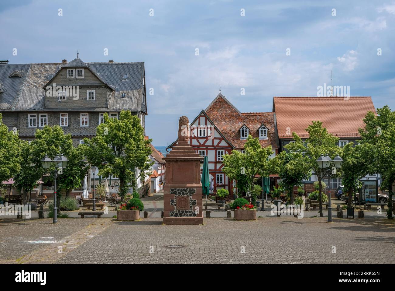 Amöneburg, Hessen, Deutschland - Altstadt. Marktplatz. Amöneburg ist eine Kleinstadt im mittelhessischen Stadtteil Marburg-Biedenkopf. Sie liegt auf dem 365 m hohen Amöneburg mit der Burg Amöneburg an der Spitze. Stockfoto