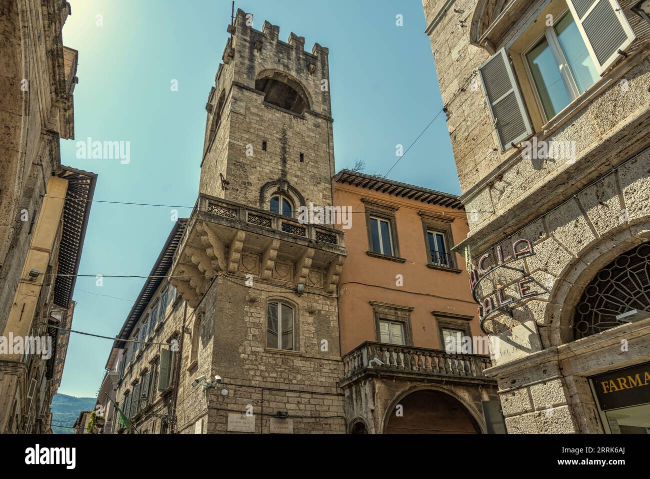 Der Palast mit dem edlen Turm der Familie Alvitreti steht zwischen der alten Kreuzung zwischen dem cardo und dem Decumanus des römischen Ascoli. Stockfoto