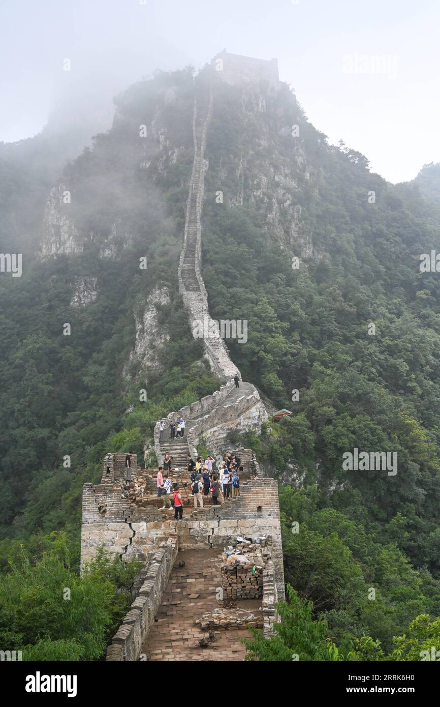 220821 -- PEKING, 21. August 2022 -- Medienfachleute berichten über die neuen archäologischen Entdeckungen im forschungsbasierten Restaurierungsbereich des Jiankou-Abschnitts der Chinesischen Mauer in Peking, Hauptstadt Chinas, 17. August 2022. Der Jiankou-Abschnitt der Chinesischen Mauer, der einst unter den Wanderern als verlassene Chinesische Mauer bekannt war, liegt im Vorort Huairou in Peking und gilt als einer der gefährlichsten Teile der Reliquien. Ein Restaurierungsprojekt, das sich hauptsächlich auf eine 1.678 Meter lange Mauer mit 8 Wachtürmen im westlichen Teil des Jiankou-Abschnitts konzentriert, wird voraussichtlich Ende Oktober abgeschlossen sein Stockfoto