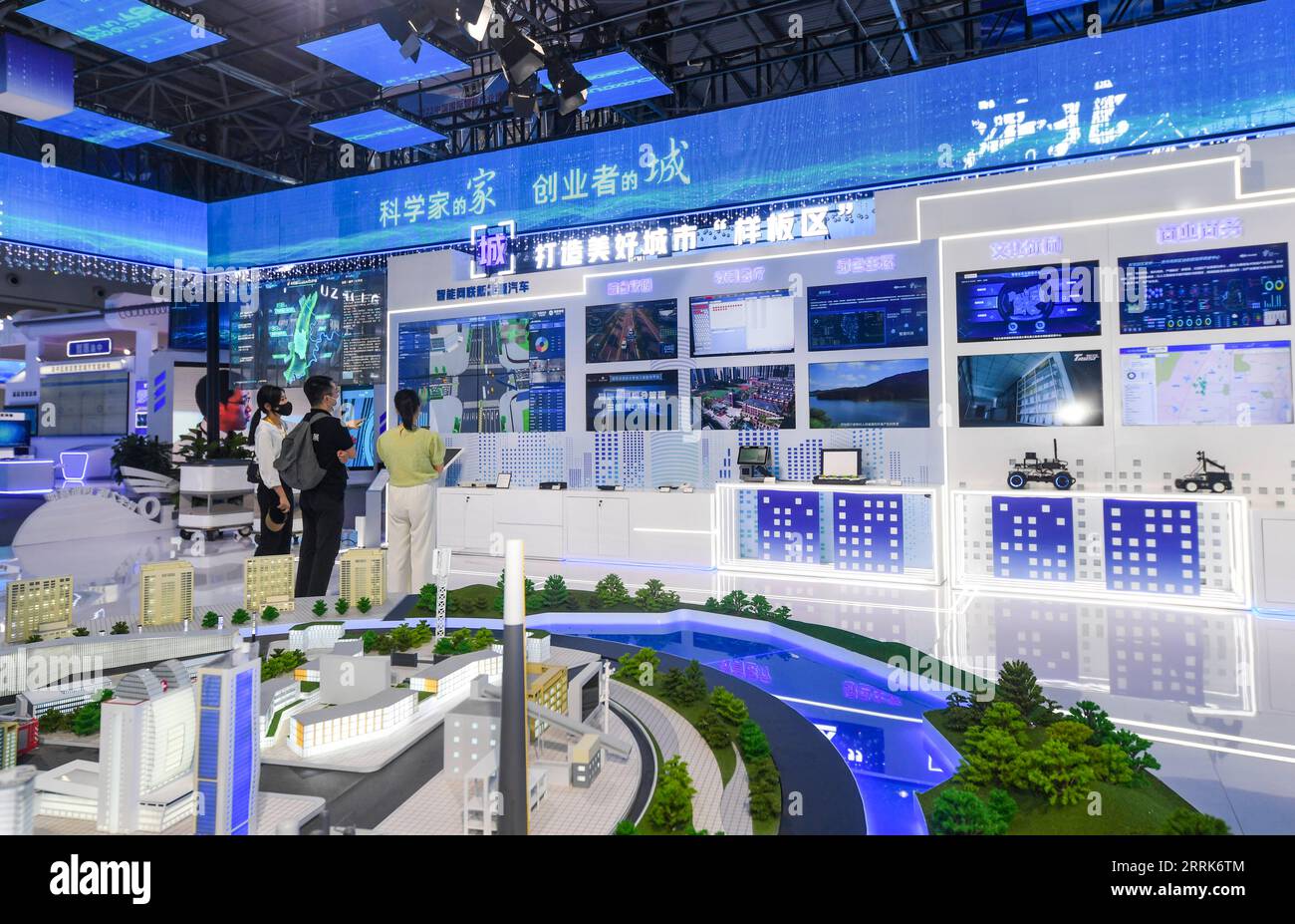 220821 -- CHONGQING, 21. August 2022 -- Foto aufgenommen am 21. August 2022 zeigt eine Ausstellungshalle der Smart China Expo 2022 im südwestchinesischen Chongqing. Die Smart China Expo 2022 findet vom 22. Bis 24. August sowohl online als auch offline statt. CHINA-CHONGQING-SMART CHINA EXPO CN WANGXQUANCHAO PUBLICATIONXNOTXINXCHN Stockfoto